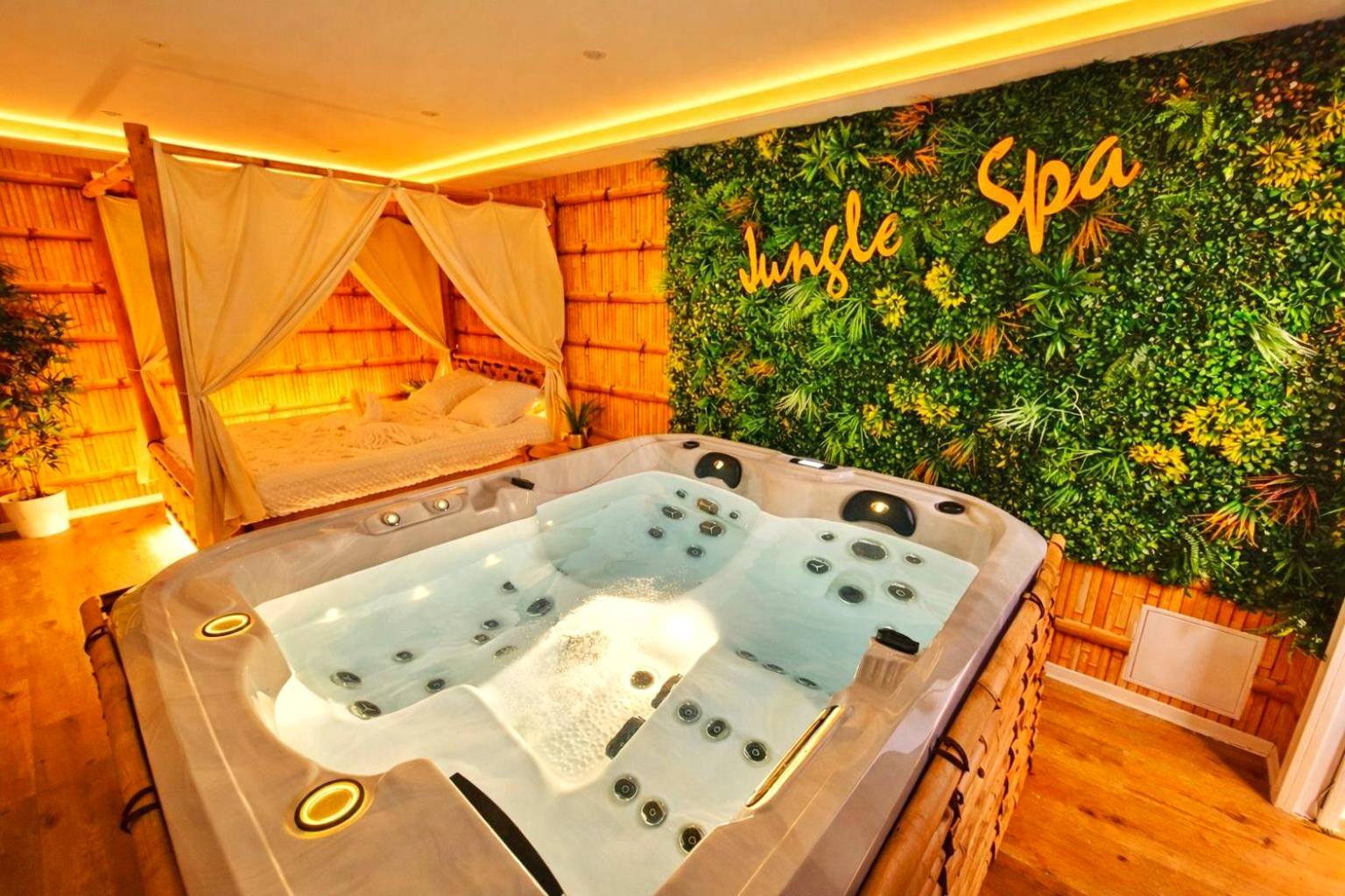 Jacuzzi privatif et lit à baldaquin en bambou - Love Room Muntzenheim - JUNGLE SPA - 4 Pers - Jacuzzi - Parking - Jardin...