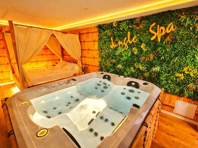 Jacuzzi privatif et lit à baldaquin en bambou - Love Room Muntzenheim - JUNGLE SPA - 4 Pers - Jacuzzi - Parking - Jardin...