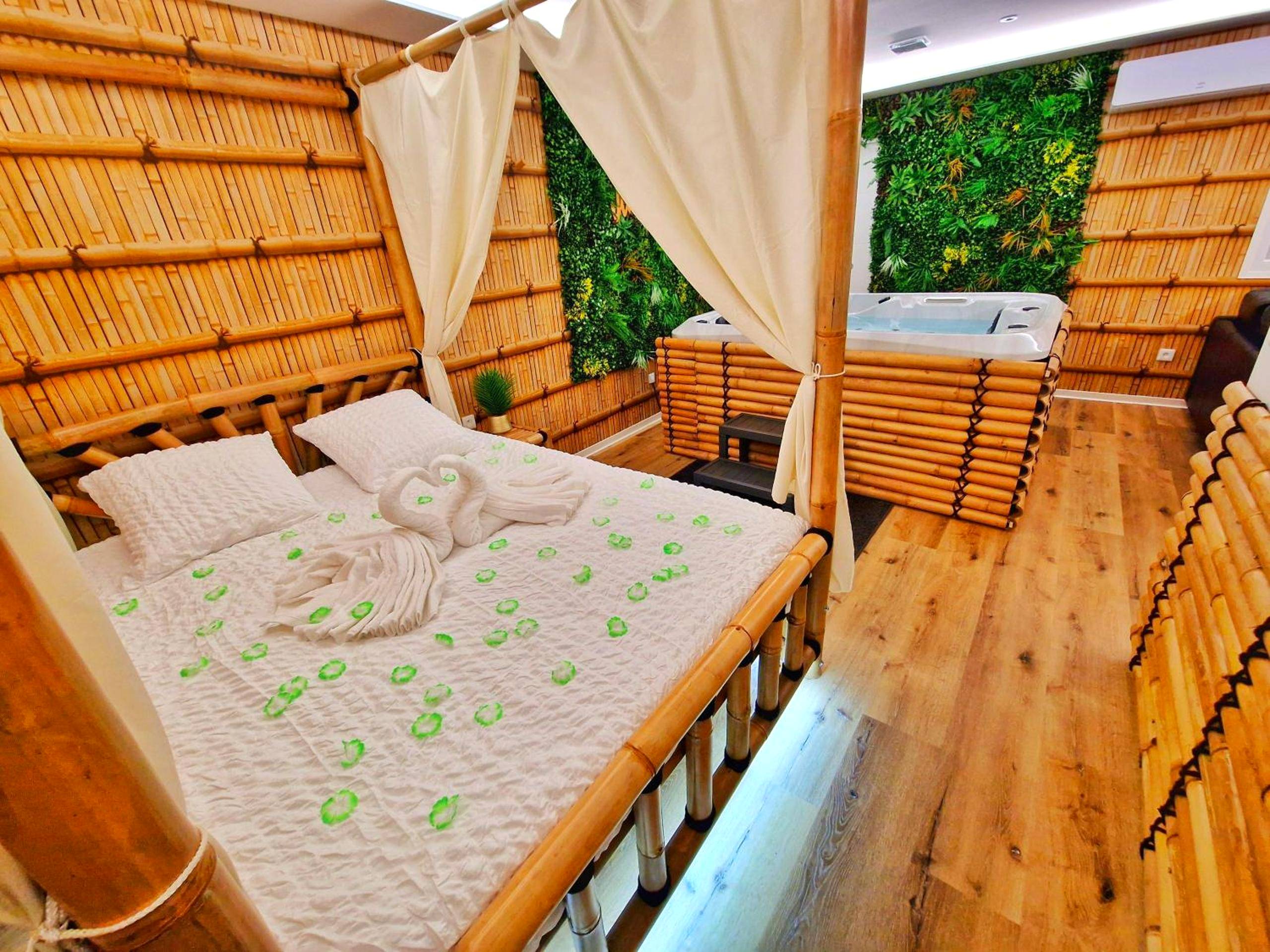 Lit en bambou avec cygnes en serviettes - JUNGLE SPA - 4 Pers - Jacuzzi - Parking - Jardin - Clim - Colmar