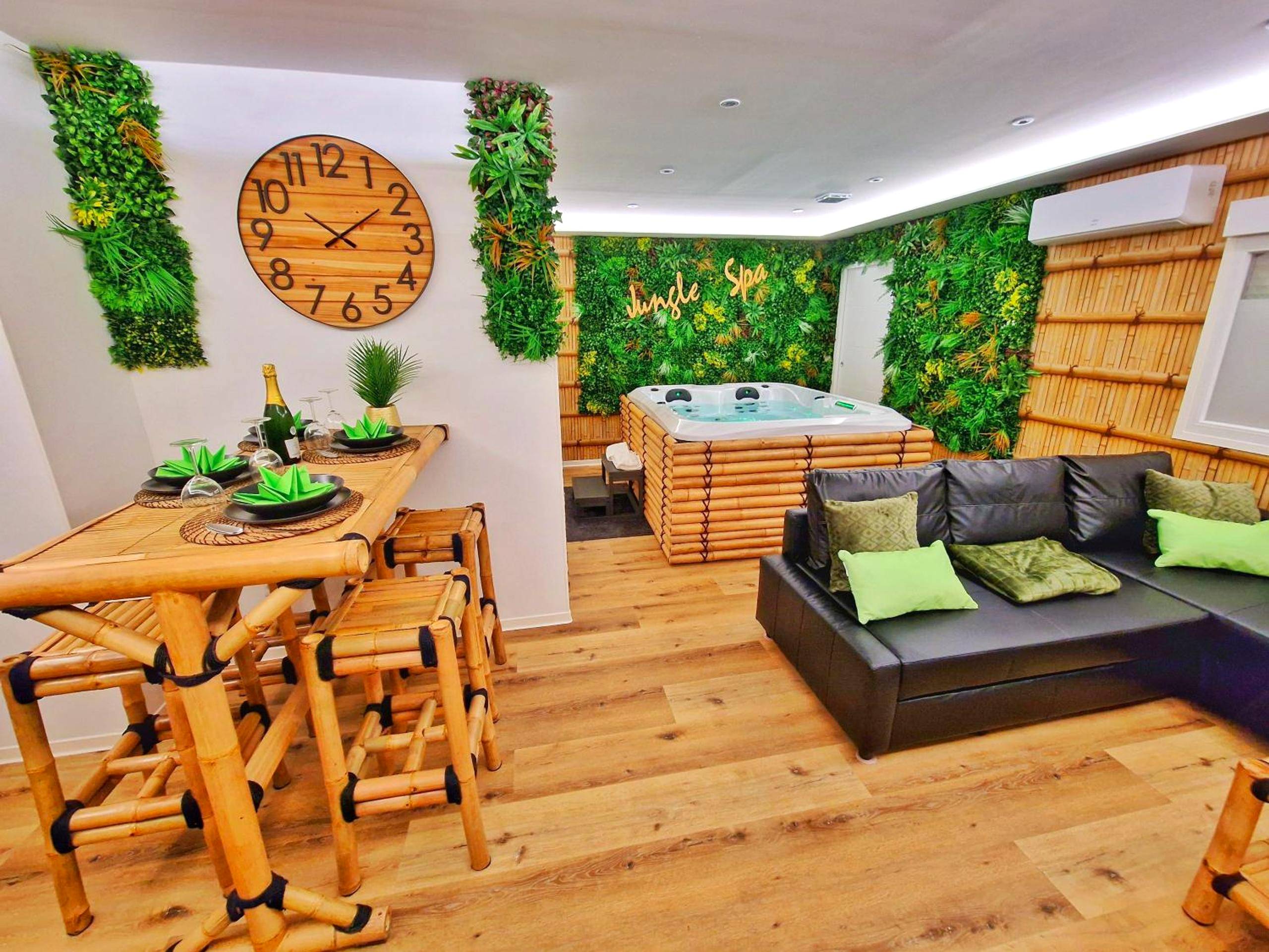 Salon avec bar en bambou et canapé d'angle - JUNGLE SPA - 4 Pers - Jacuzzi - Parking - Jardin - Clim - Colmar