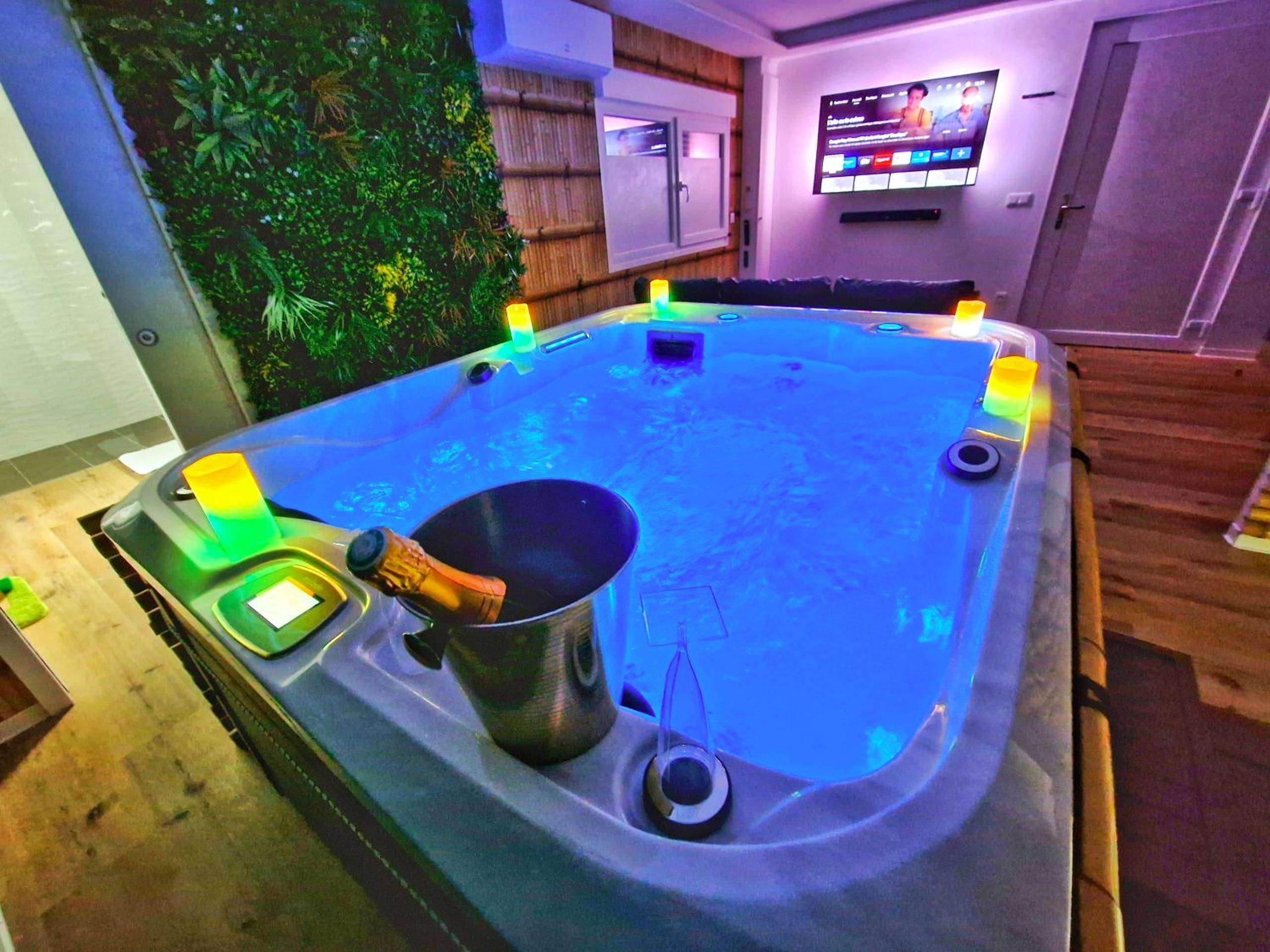 Jacuzzi illuminé en bleu avec seau à champagne - JUNGLE SPA - 4 Pers - Jacuzzi - Parking - Jardin - Clim - Colmar