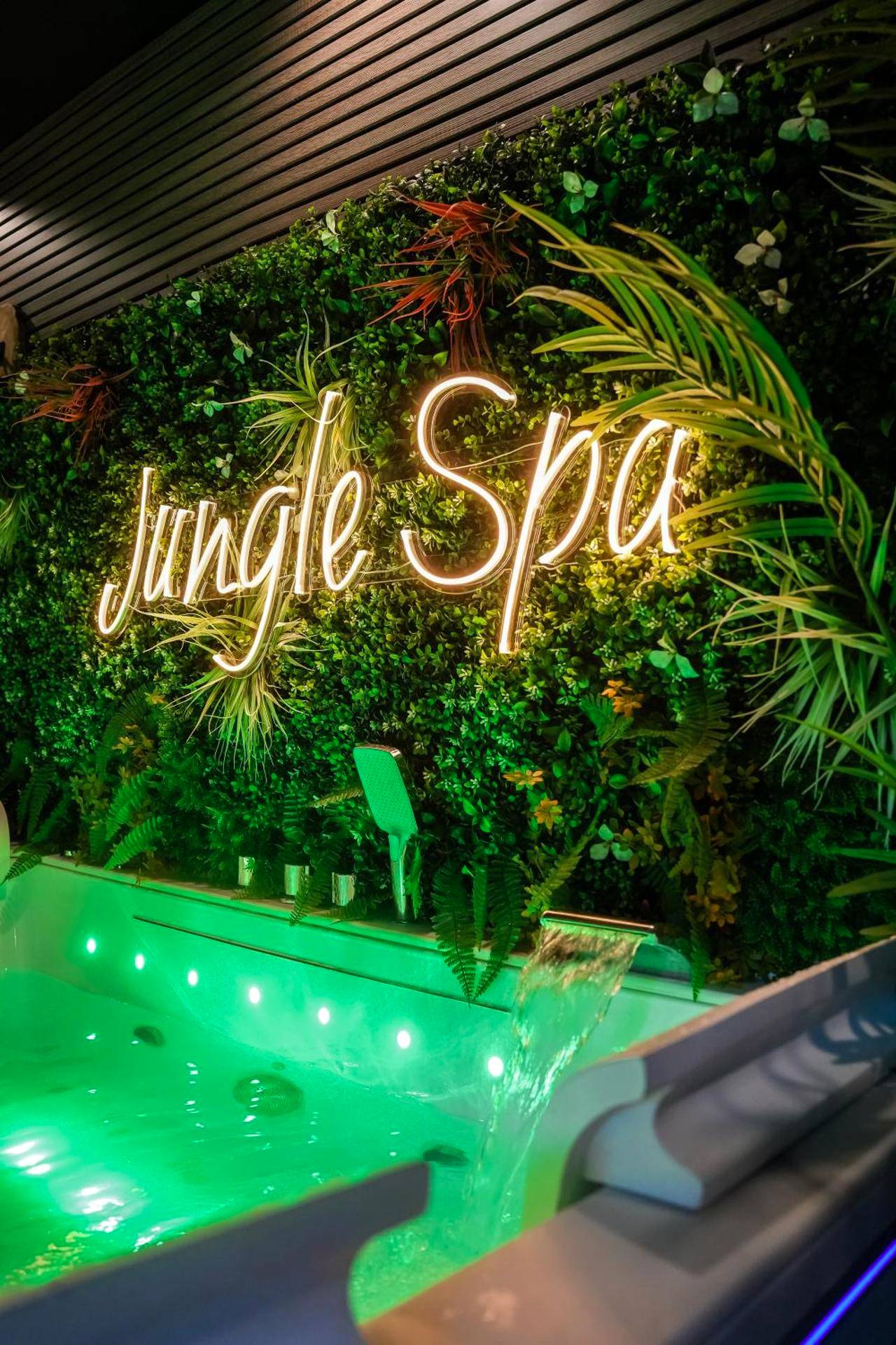 Jacuzzi avec mur végétal et néon Jungle Spa - Love Room Cachan - Jungle Spa