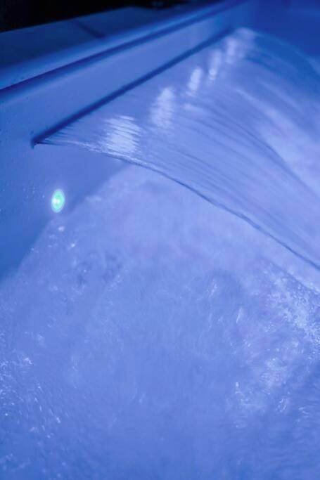 Cascade d'eau de jacuzzi avec éclairage bleu - Jungle Spa