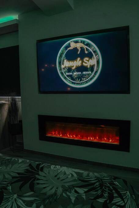 Écran plat et cheminée électrique linéaire - Jungle Spa