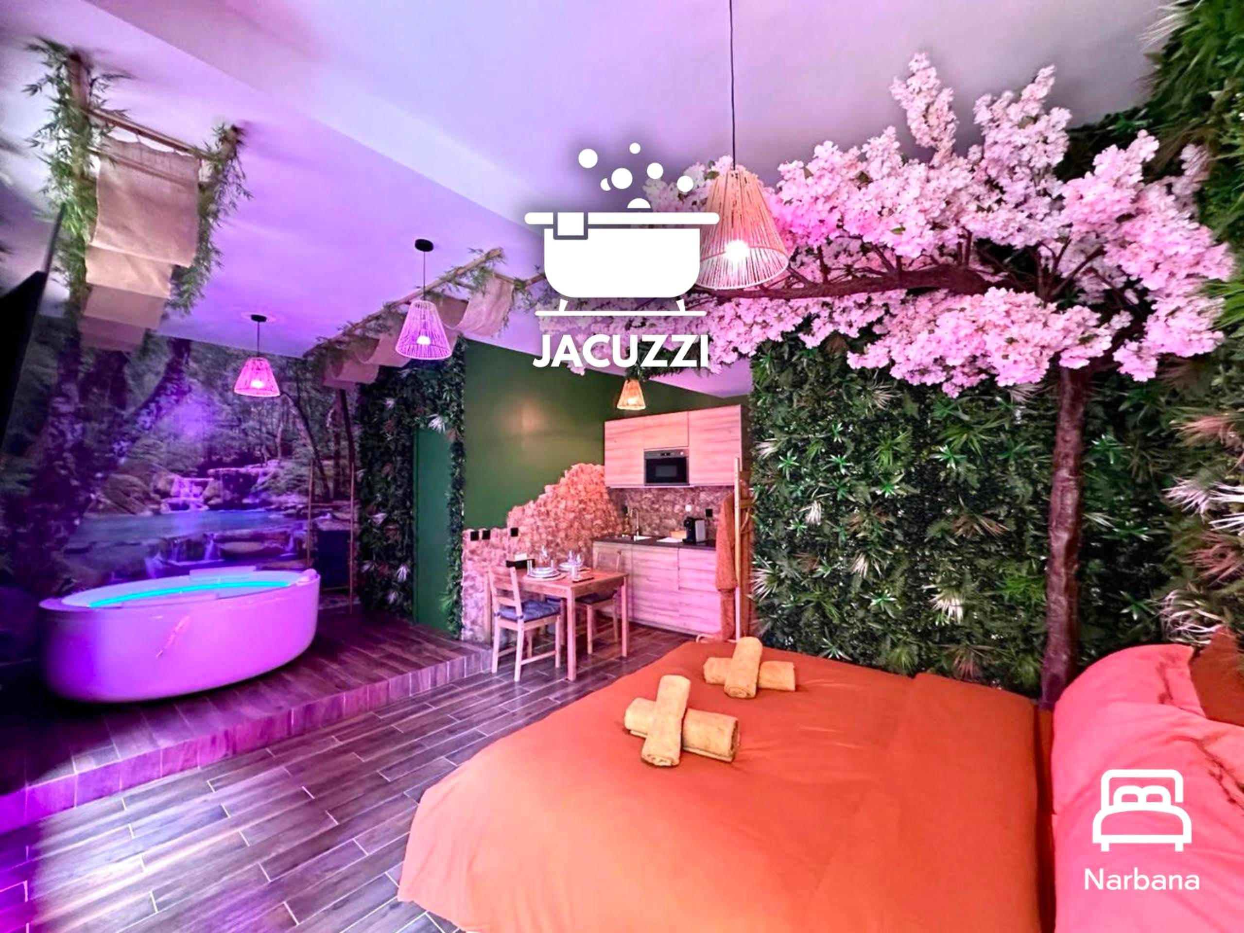 Jacuzzi privatif et lit sous cerisier japonais - Love Room Narbonne - JUNGLE SUITE - Jacuzzi - Centre - Clim by Narbana