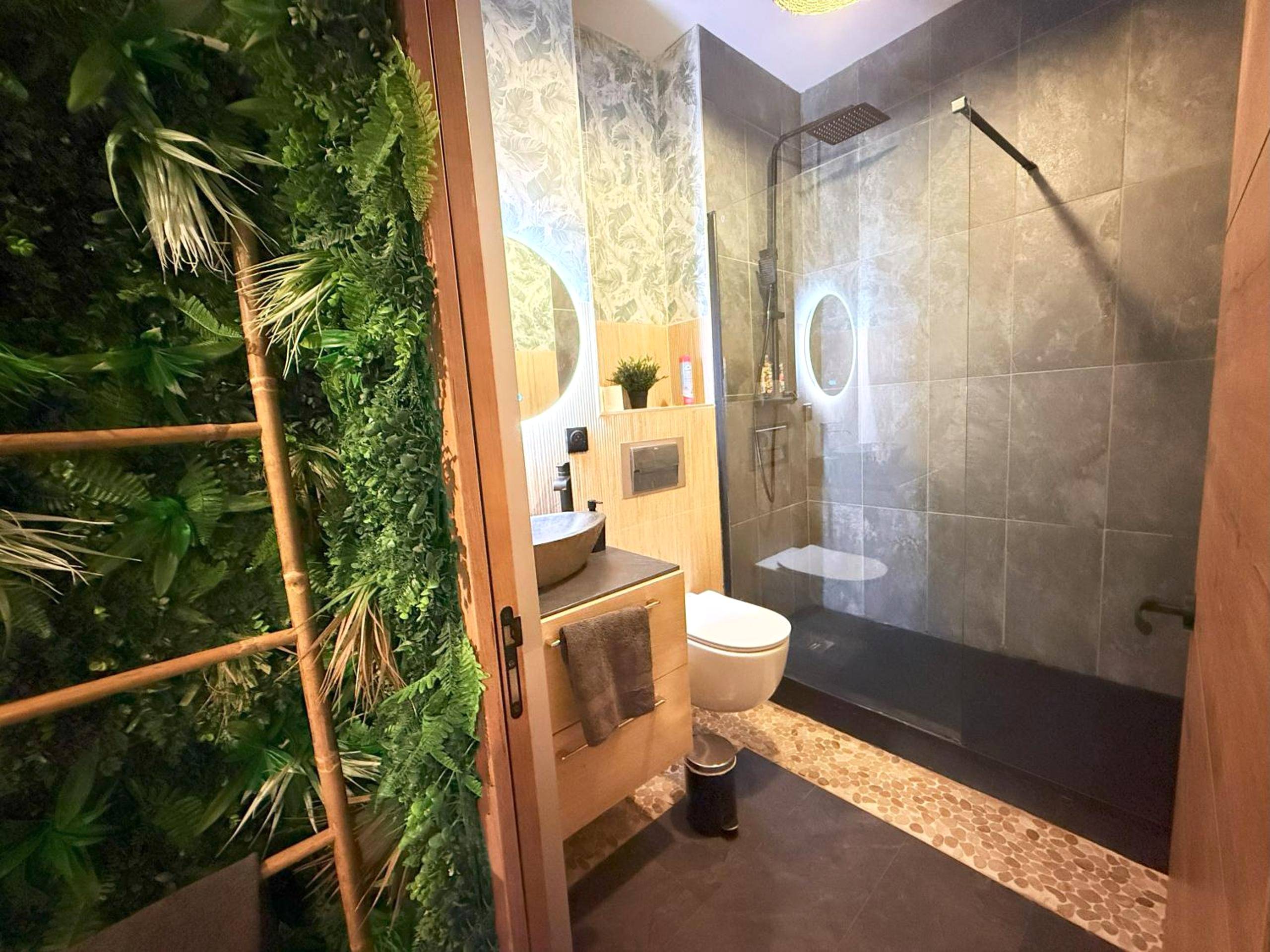Salle d'eau moderne avec douche à l'italienne - JUNGLE SUITE - Jacuzzi - Centre - Clim by Narbana