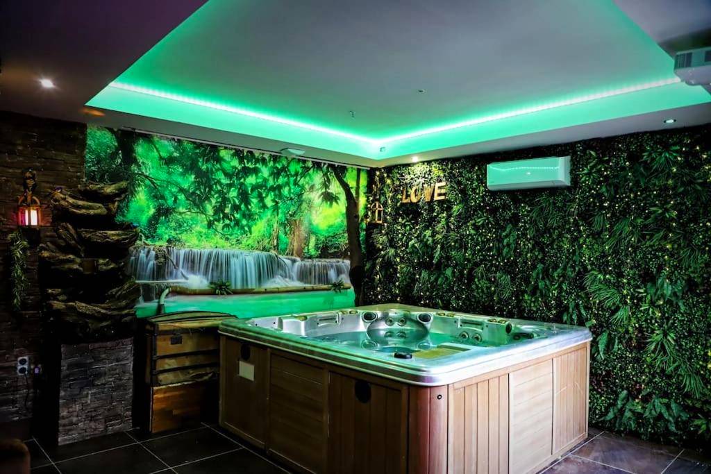 Jacuzzi privatif face à une fresque cascade - Love Room Pierrevert - La Jungle de Zoé - Nuit insolite à 15min de Caen