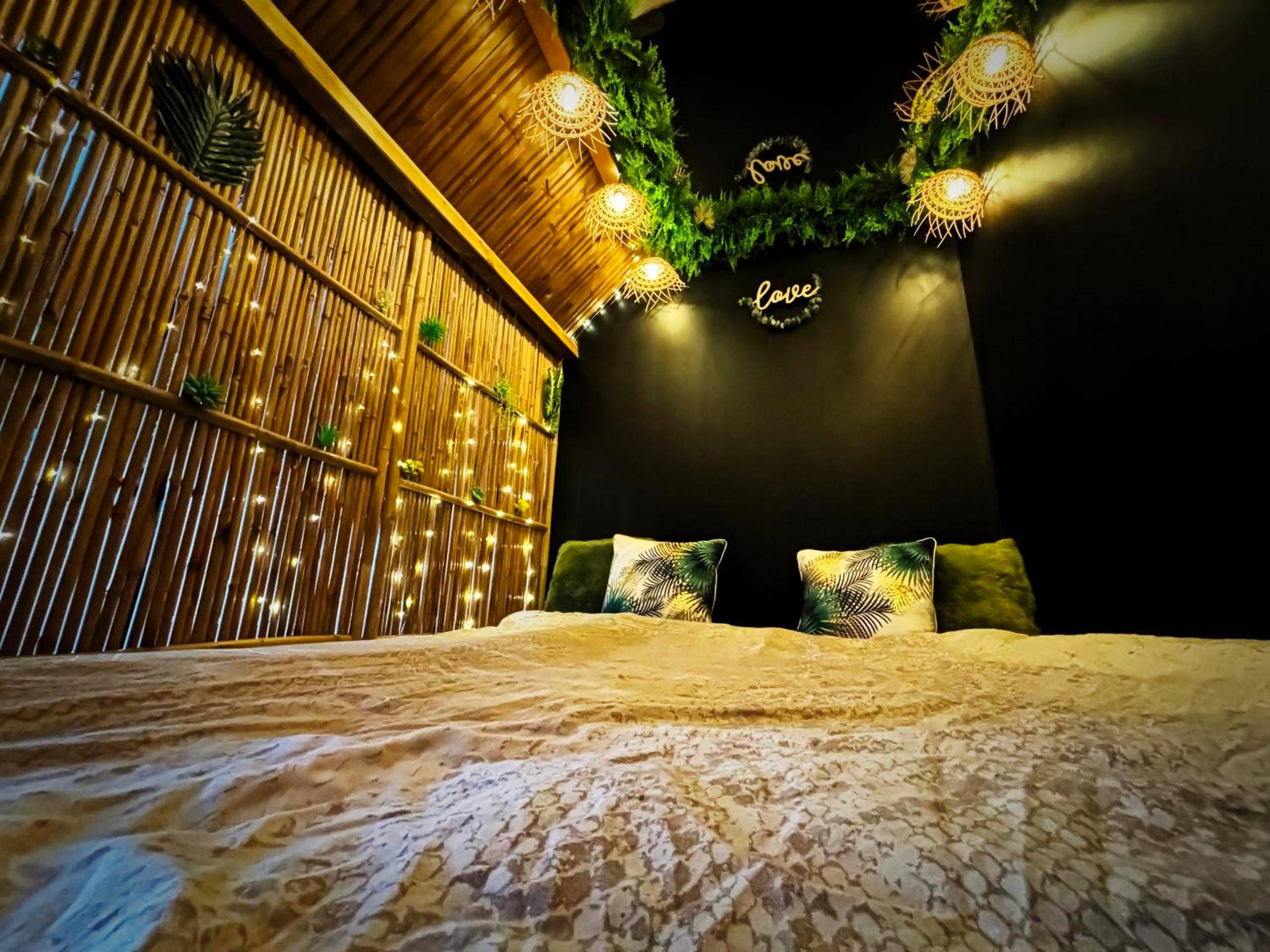 Lit double sous un plafond de bambou et lianes - La Jungle de Zoé - Nuit insolite à 15min de Caen