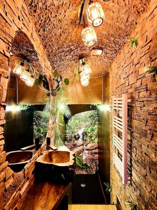 Salle d'eau atypique avec vasque en bois brut - La Jungle de Zoé - Nuit insolite à 15min de Caen