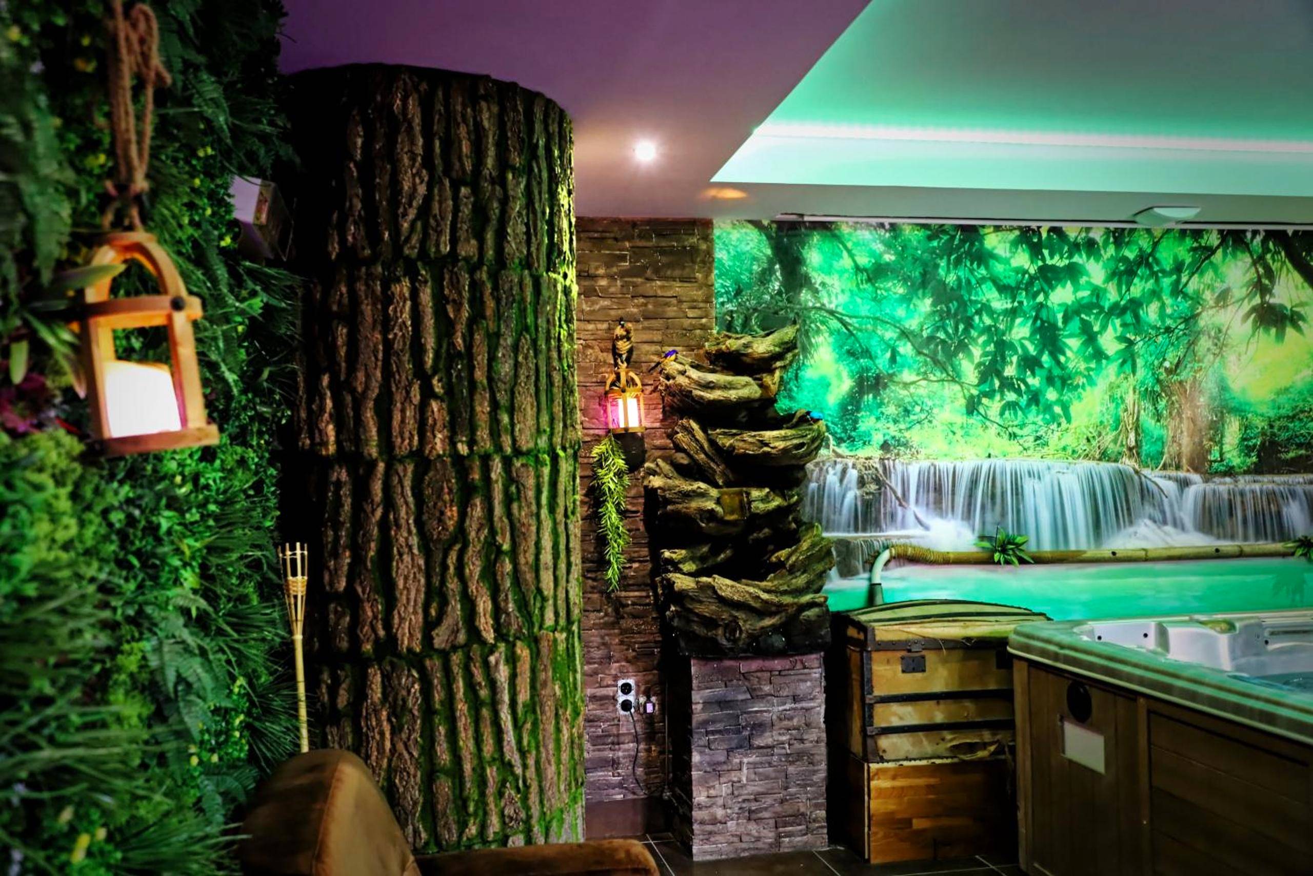 Décoration tropicale avec tronc et mur végétal - La Jungle de Zoé - Nuit insolite à 15min de Caen