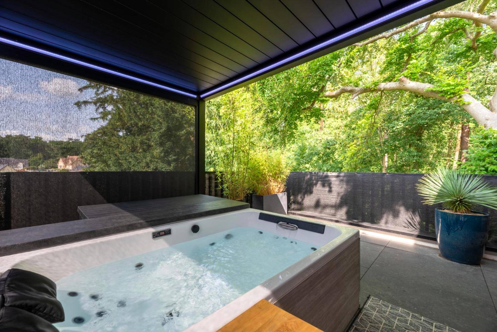 Jacuzzi extérieur sous pergola bioclimatique - Love Room Oissel - La Kabann