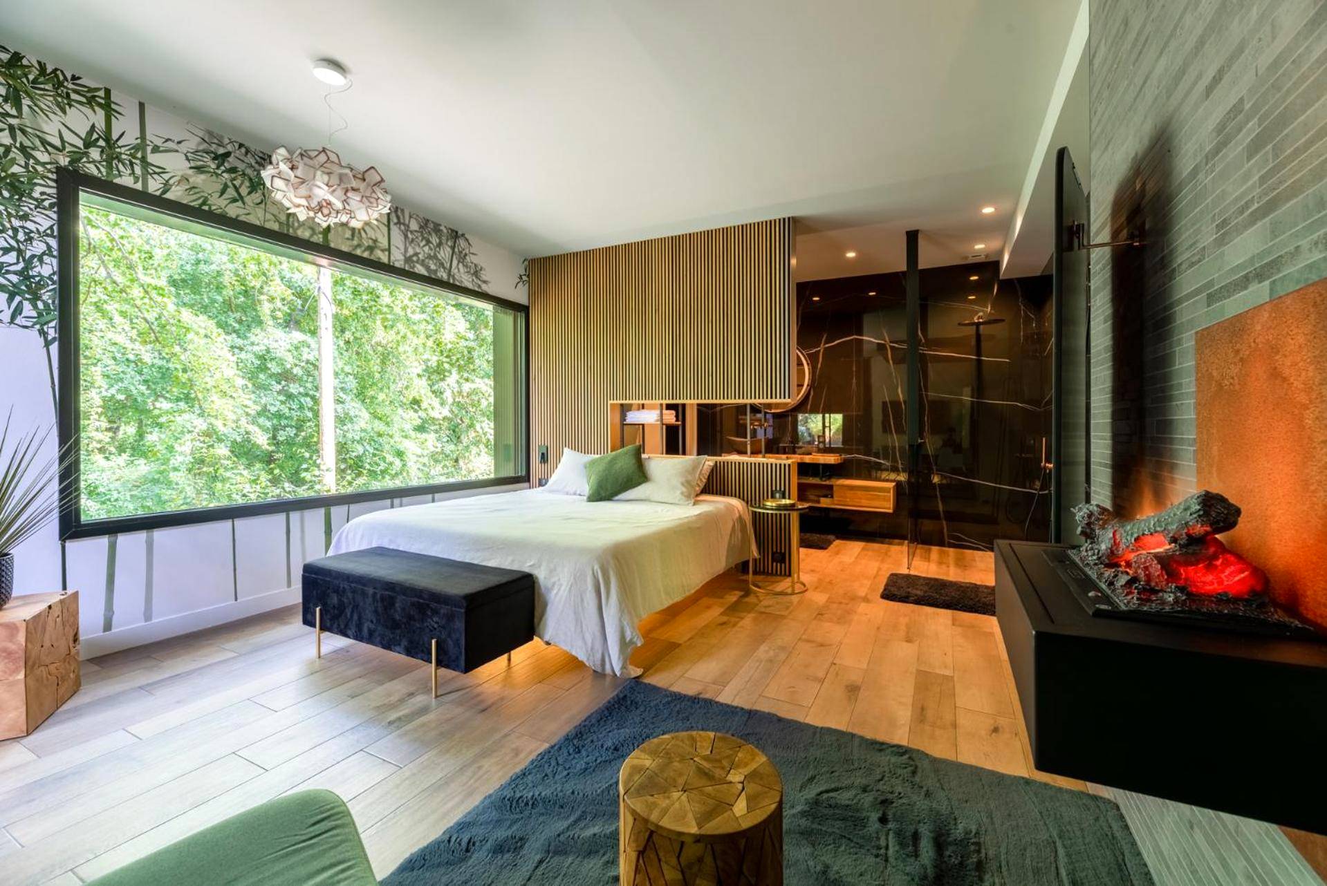 Chambre avec cheminée et vue sur forêt - La Kabann