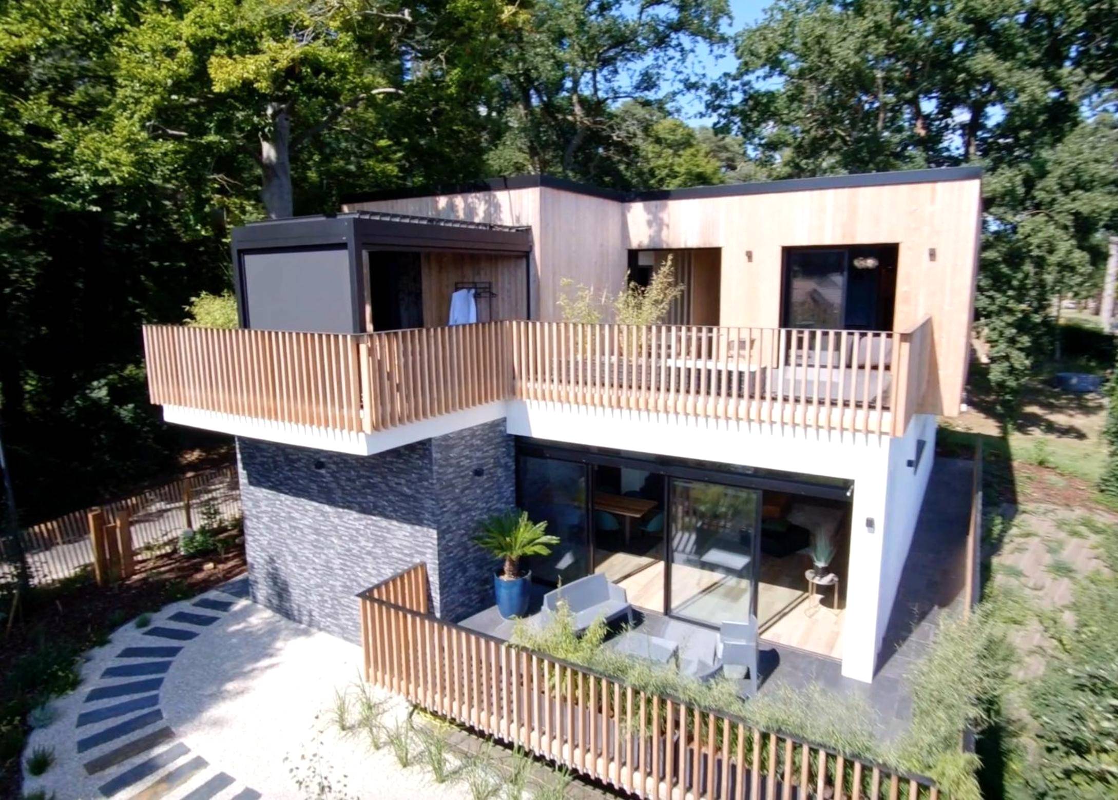 Vue extérieure de la villa avec terrasses - La Kabann