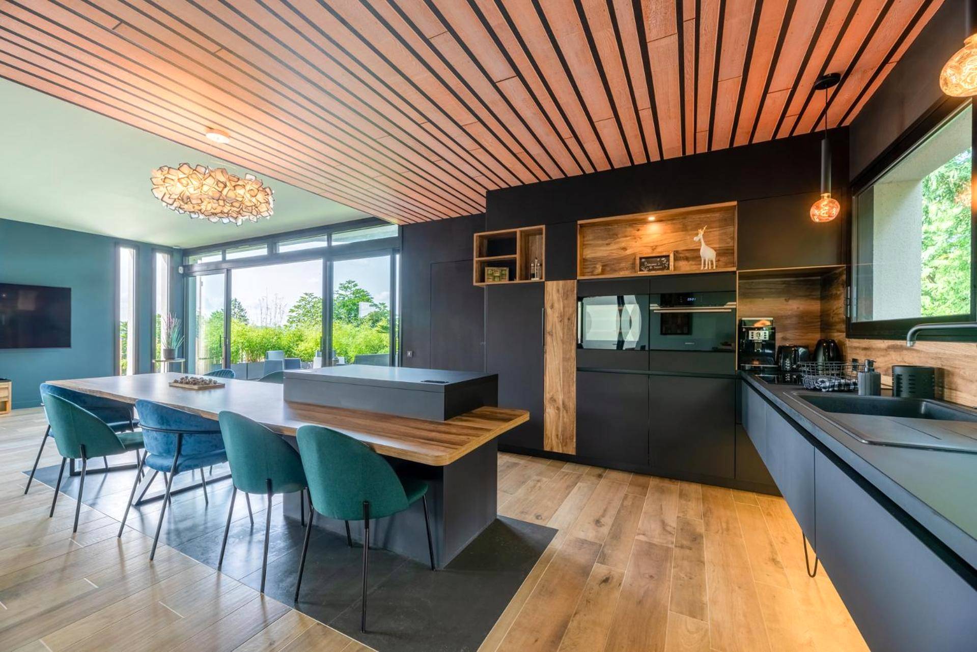 Cuisine moderne ouverte sur salle à manger - La Kabann