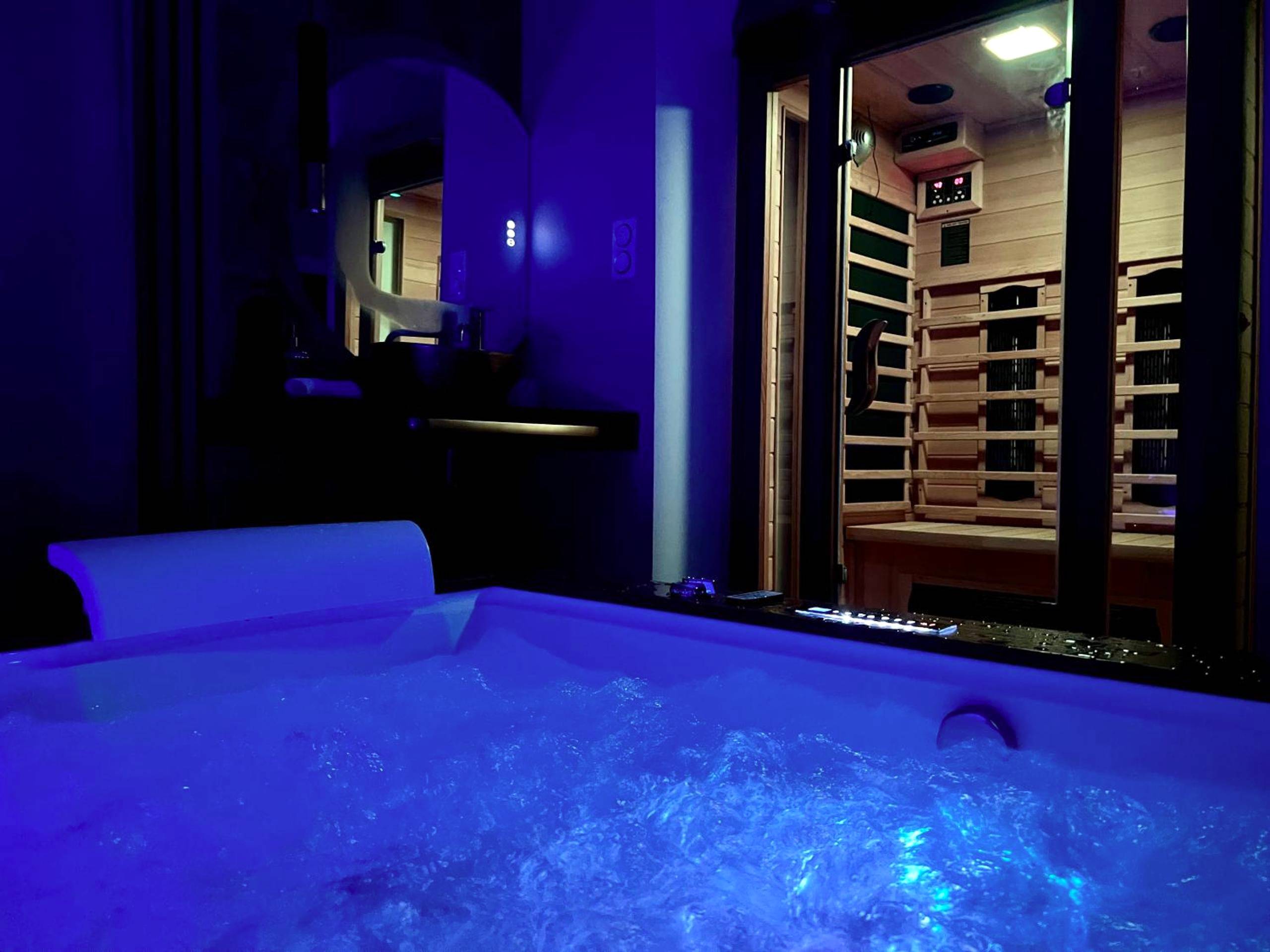 Jacuzzi bouillonnant et sauna infrarouge - Love Room Quimperlé - Suite KalypsÔ, romantisme, balnéo et sauna privé