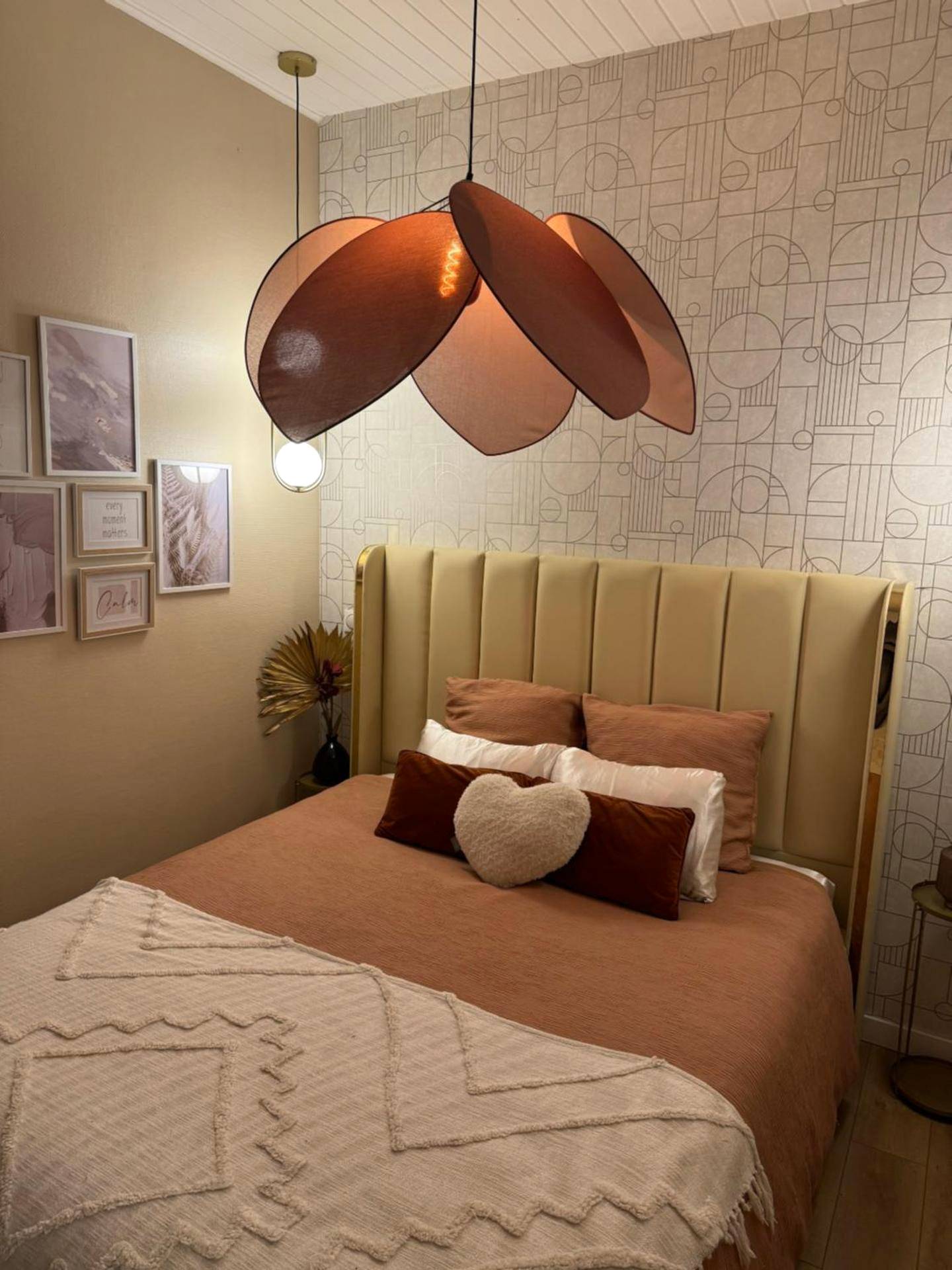 Lit double avec luminaire design pétale - Suite KalypsÔ, romantisme, balnéo et sauna privé