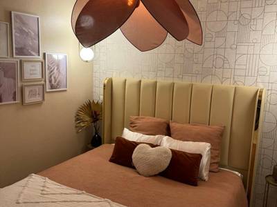 Lit double avec luminaire design pétale - Suite KalypsÔ, romantisme, balnéo et sauna privé