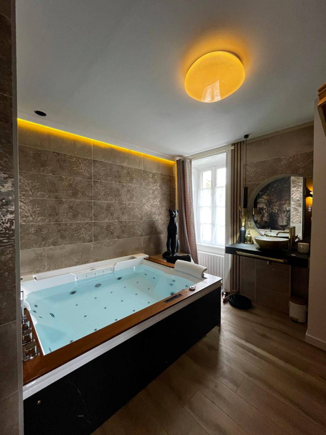 Baignoire balnéo dans salle de bain moderne - Suite KalypsÔ, romantisme, balnéo et sauna privé