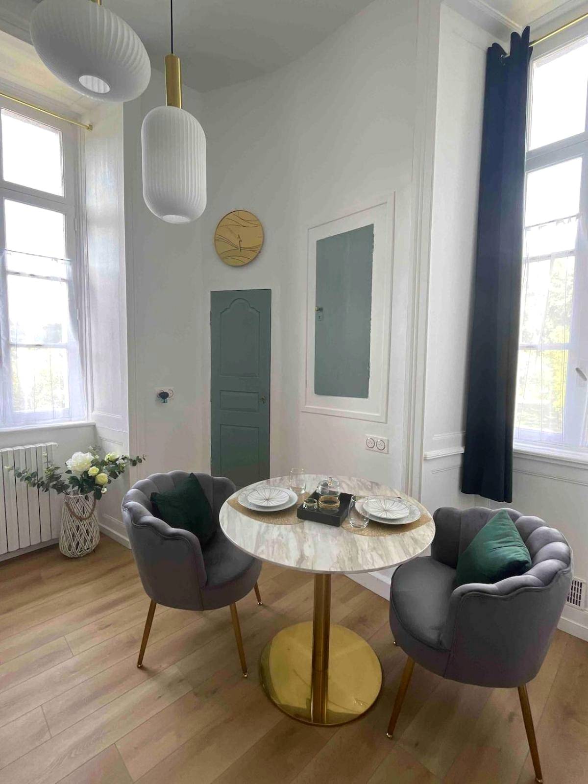 Coin repas avec table en marbre et fauteuils - Suite KalypsÔ, romantisme, balnéo et sauna privé