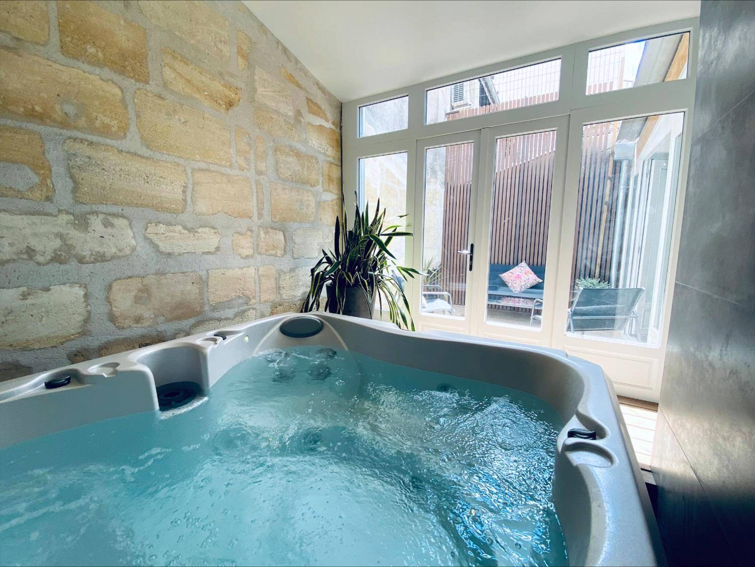 Bain à remous avec vue sur terrasse privée - La King Le 50 Suites and SPA