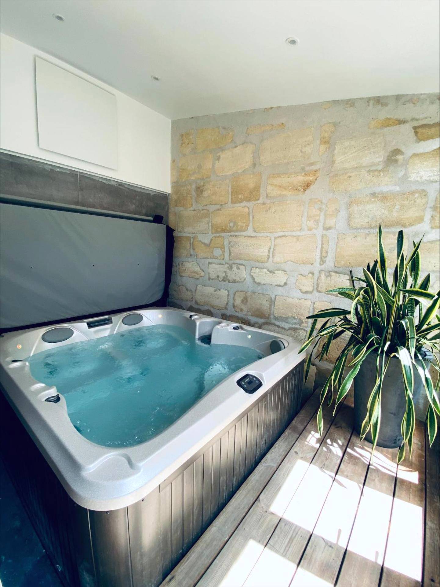 Spa privatif sur plancher en bois - La King Le 50 Suites and SPA