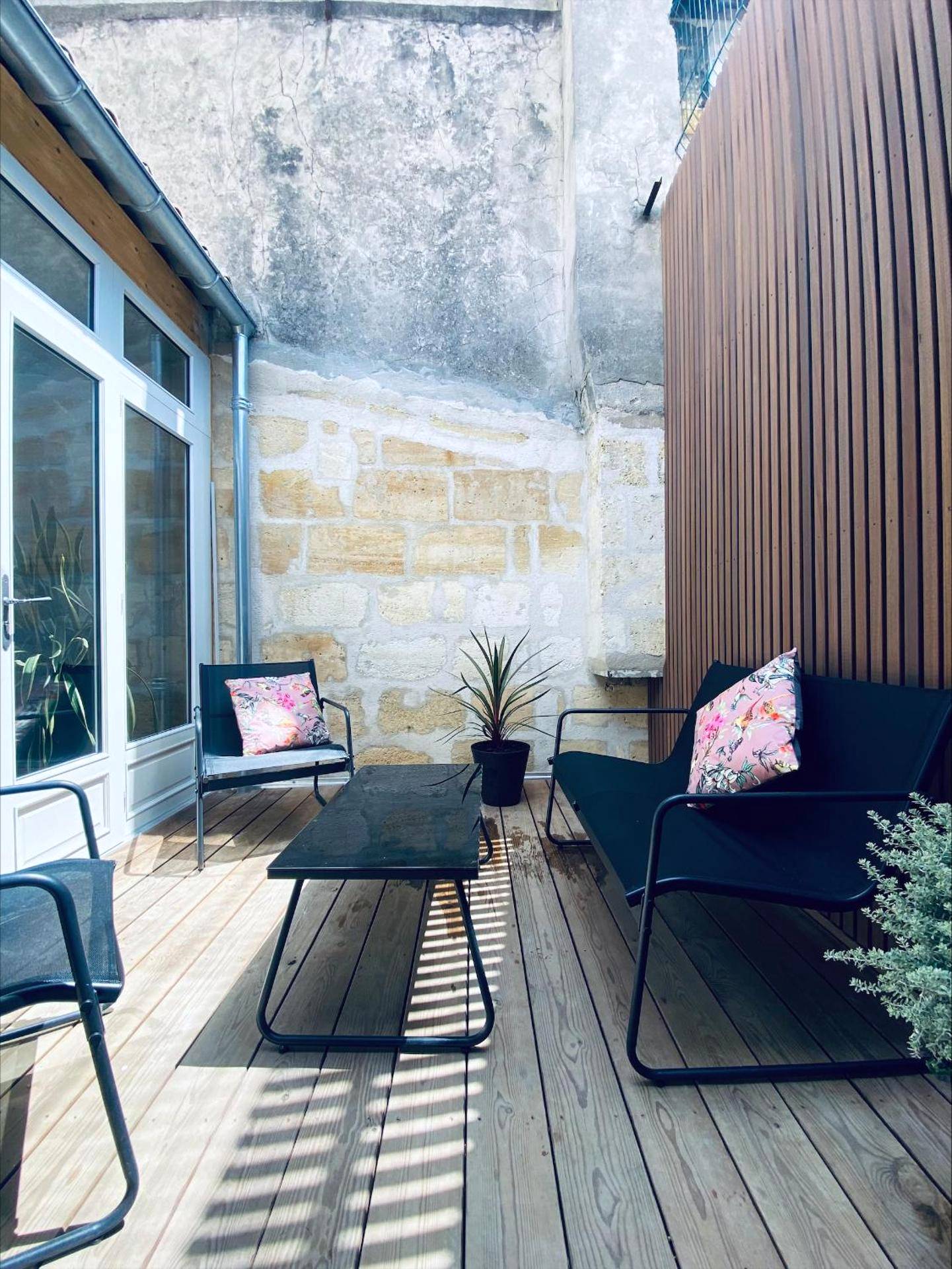 Terrasse aménagée avec salon de jardin - La King Le 50 Suites and SPA