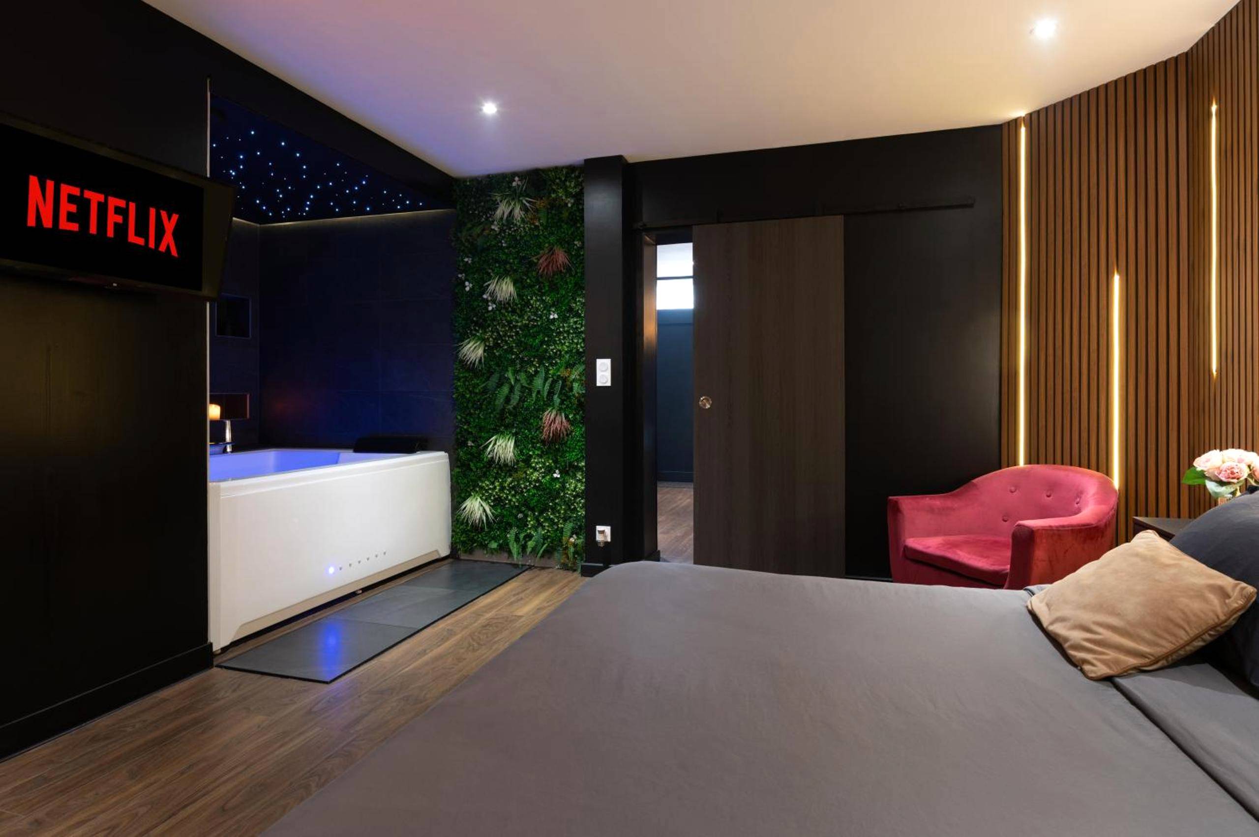 Chambre avec jacuzzi et mur végétal - Love Room Lorient - Lorient Love Room Le King Size