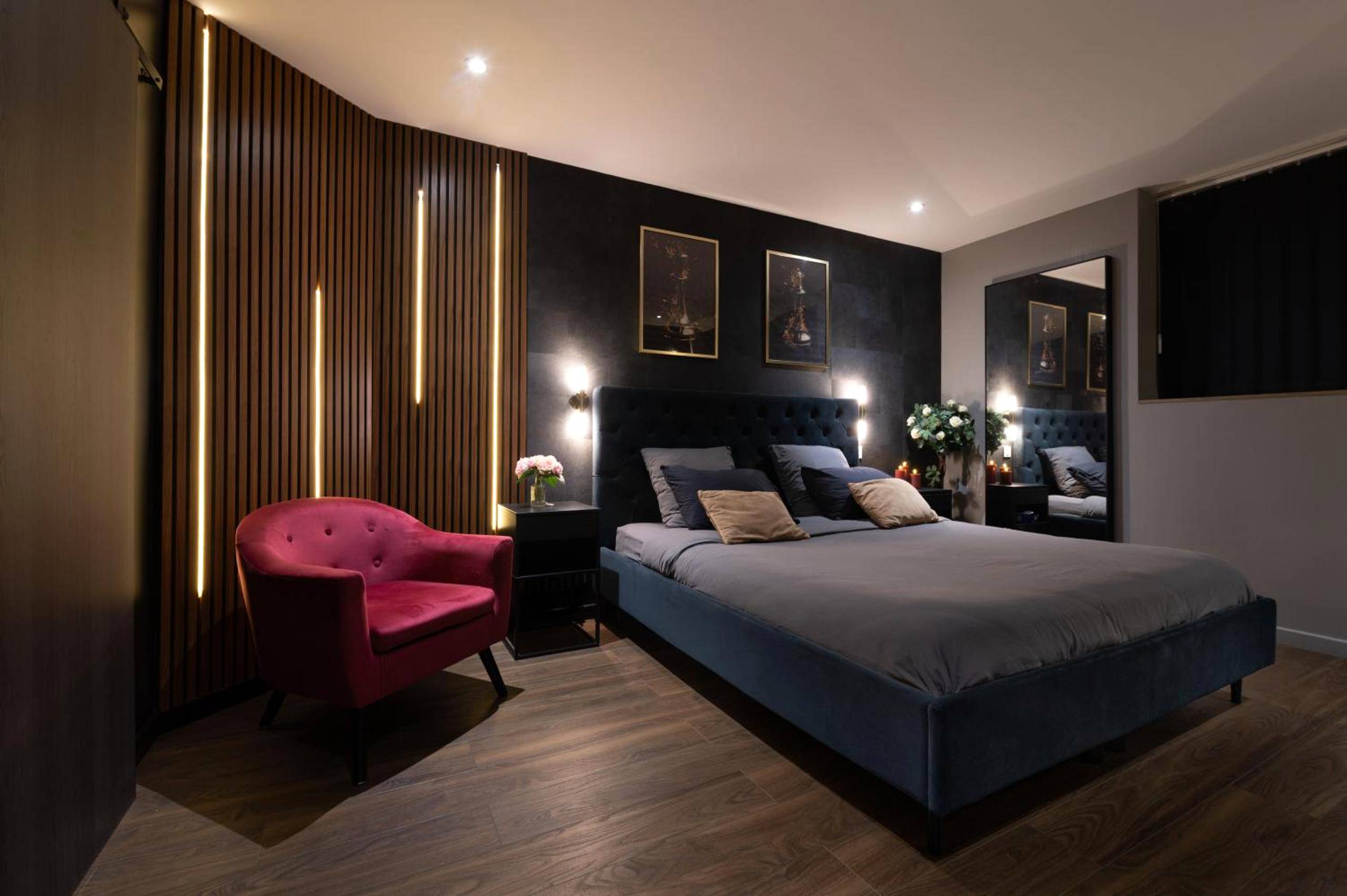 Lit double avec fauteuil en velours rouge - Lorient Love Room Le King Size