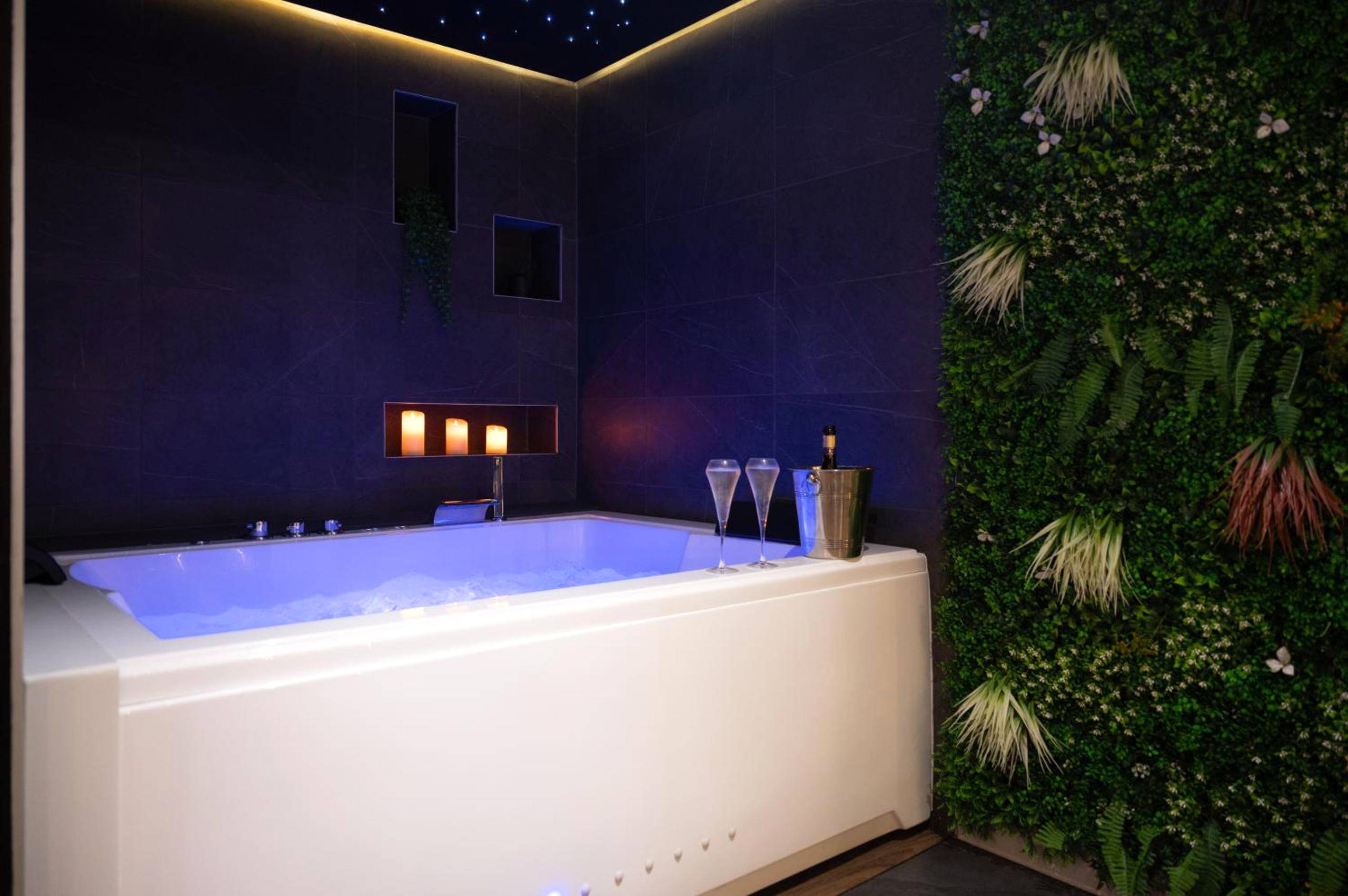 Jacuzzi privatif avec champagne et bougies - Lorient Love Room Le King Size