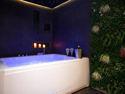 Jacuzzi privatif avec champagne et bougies - Lorient Love Room Le King Size