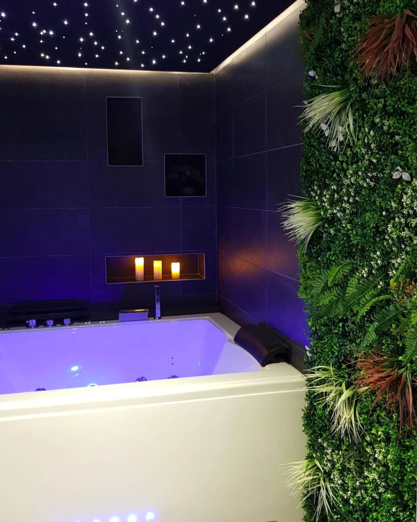 Baignoire balnéo sous un ciel étoilé - Lorient Love Room Le King Size