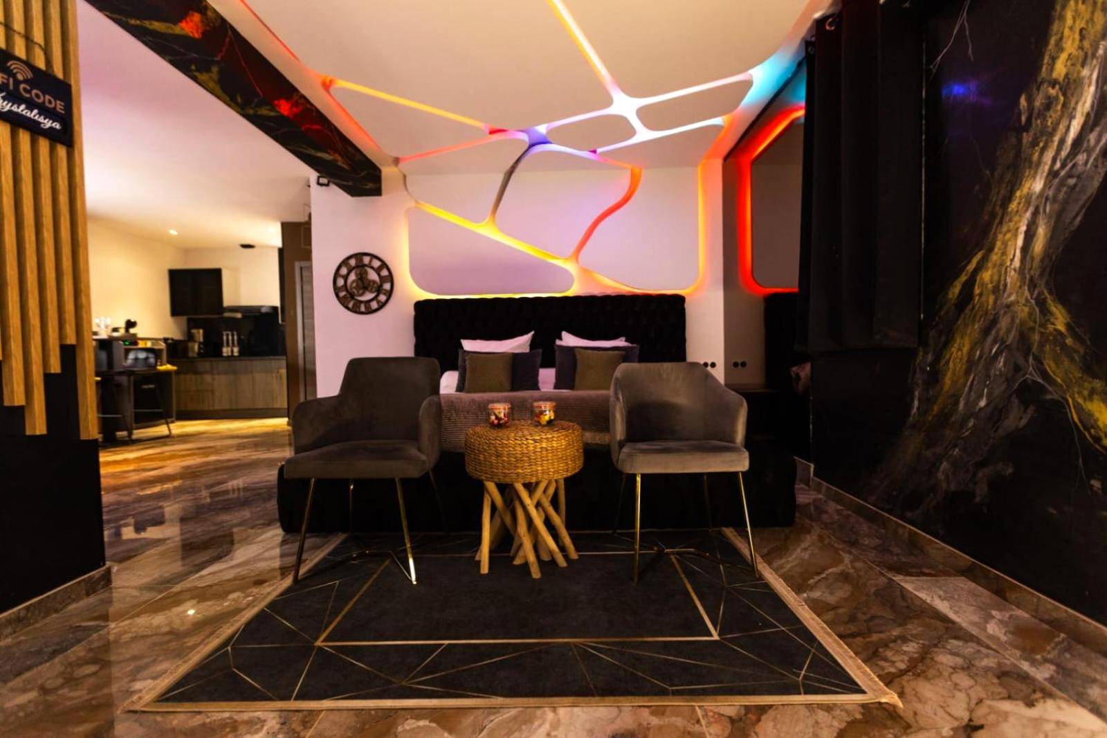 Lit king size sous plafond rétroéclairé - Love Room Marseille - Krystalisya Room Suite Spa Privatif Sauna Jacuzzi Siege...