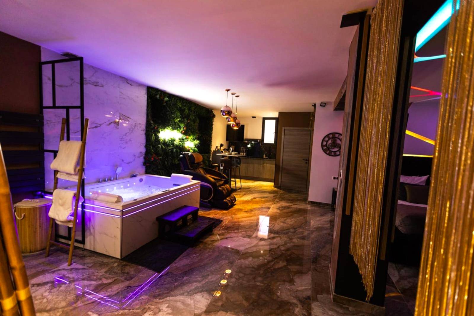 Jacuzzi privatif et fauteuil de massage - Krystalisya Room Suite Spa Privatif Sauna Jacuzzi Siege Massant