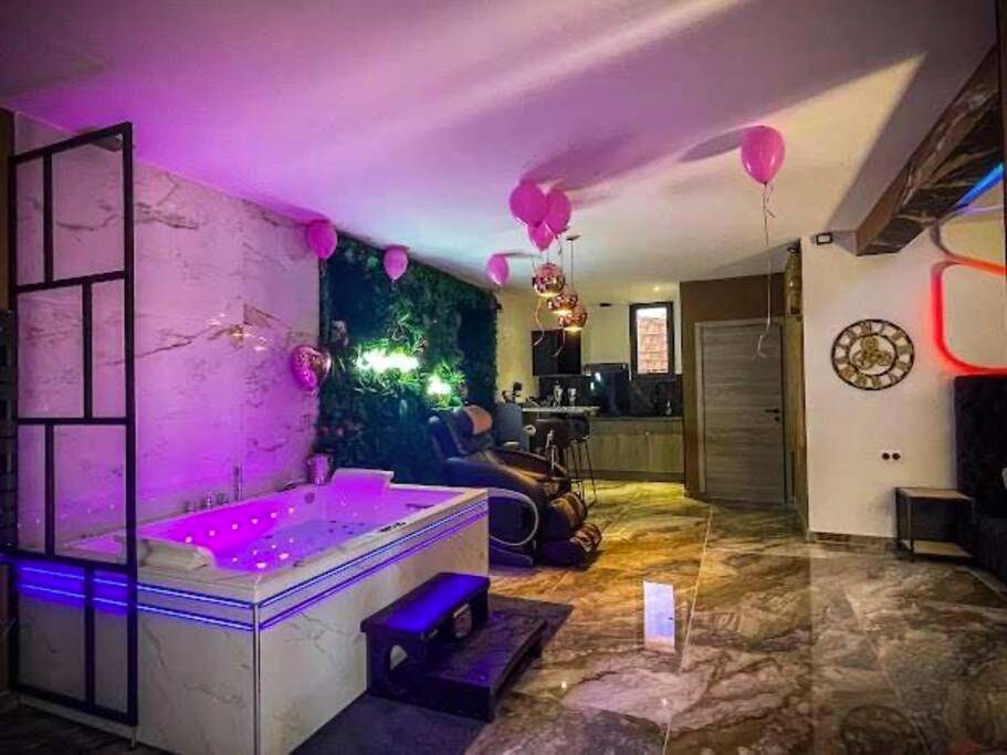 Baignoire balnéo avec décoration romantique - Krystalisya Room Suite Spa Privatif Sauna Jacuzzi Siege Massant