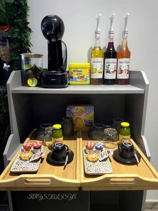 Plateau petit - déjeuner et machine à café - Krystalisya Room Suite Spa Privatif Sauna Jacuzzi Siege Massant