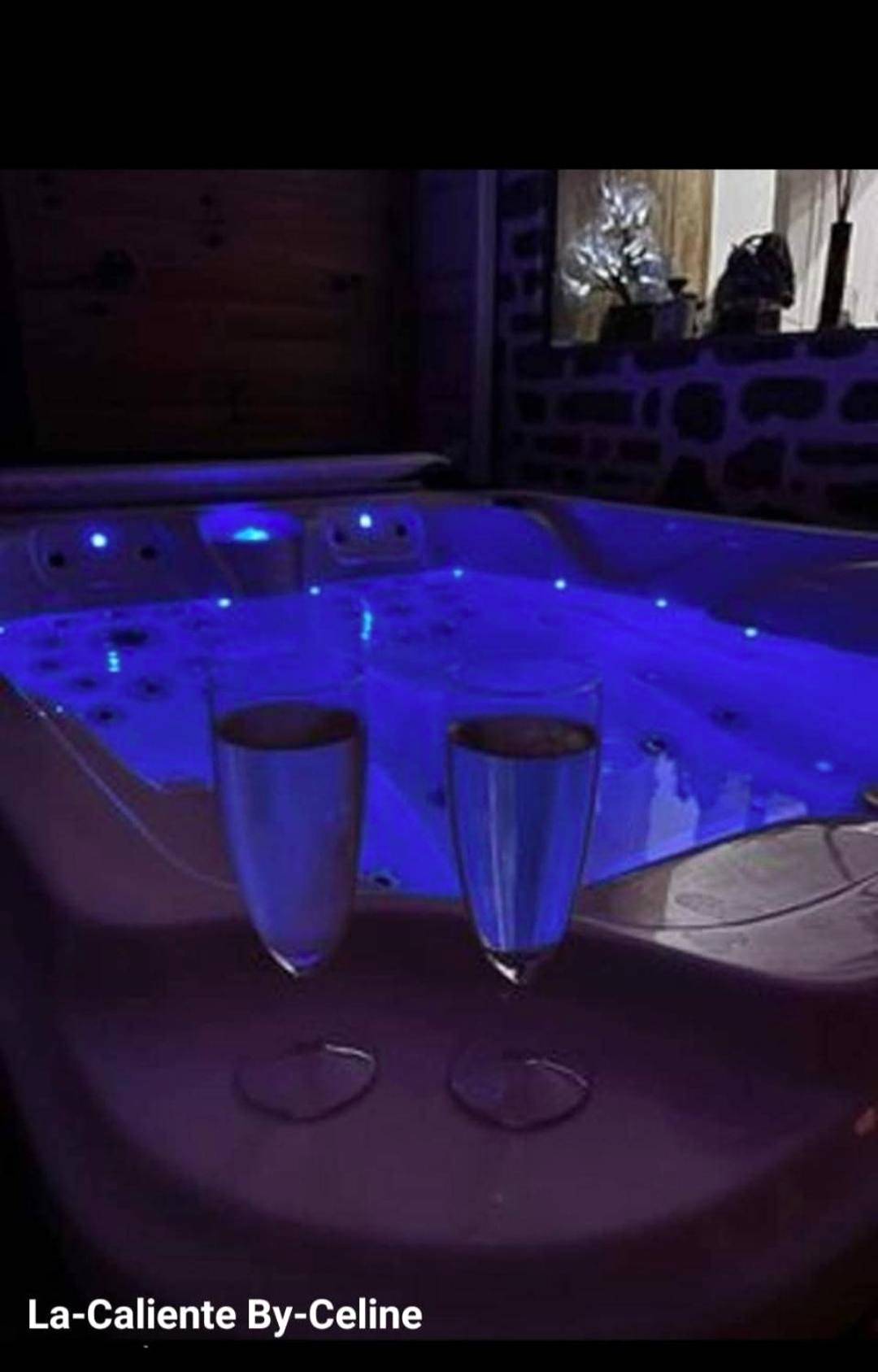 Coupes de champagne devant jacuzzi bleu - Love Room Saint - Ellier - du - Maine - la caliente