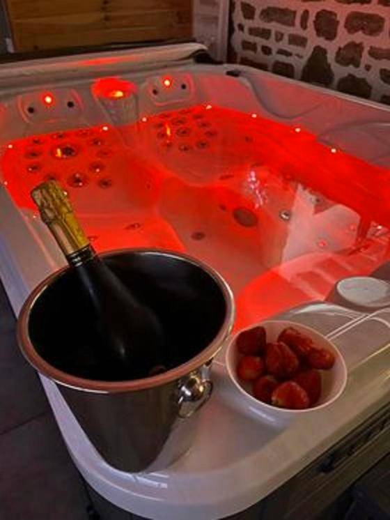 Jacuzzi rouge avec champagne et fraises - la caliente
