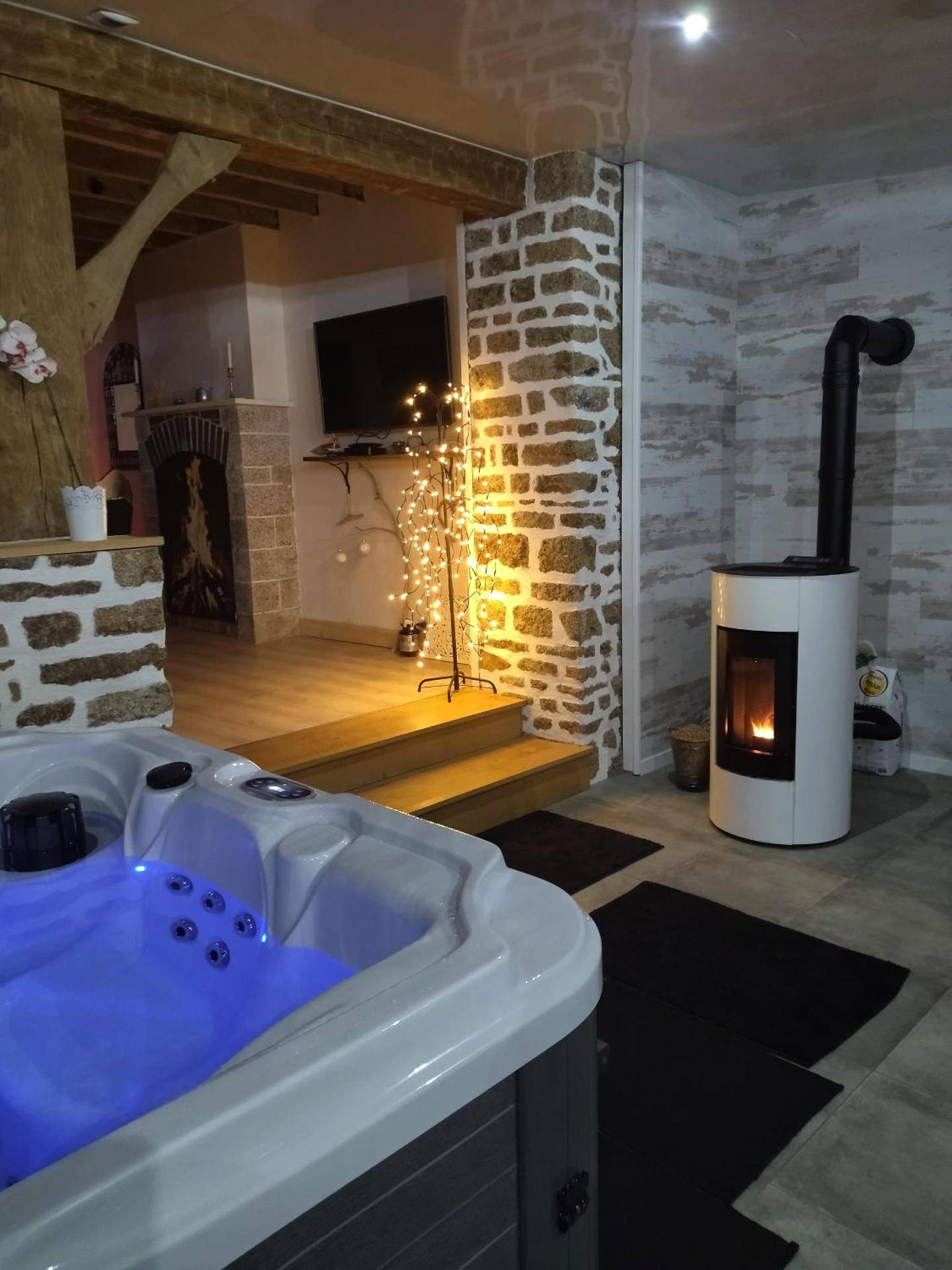 Espace détente avec jacuzzi et poêle à bois - la caliente