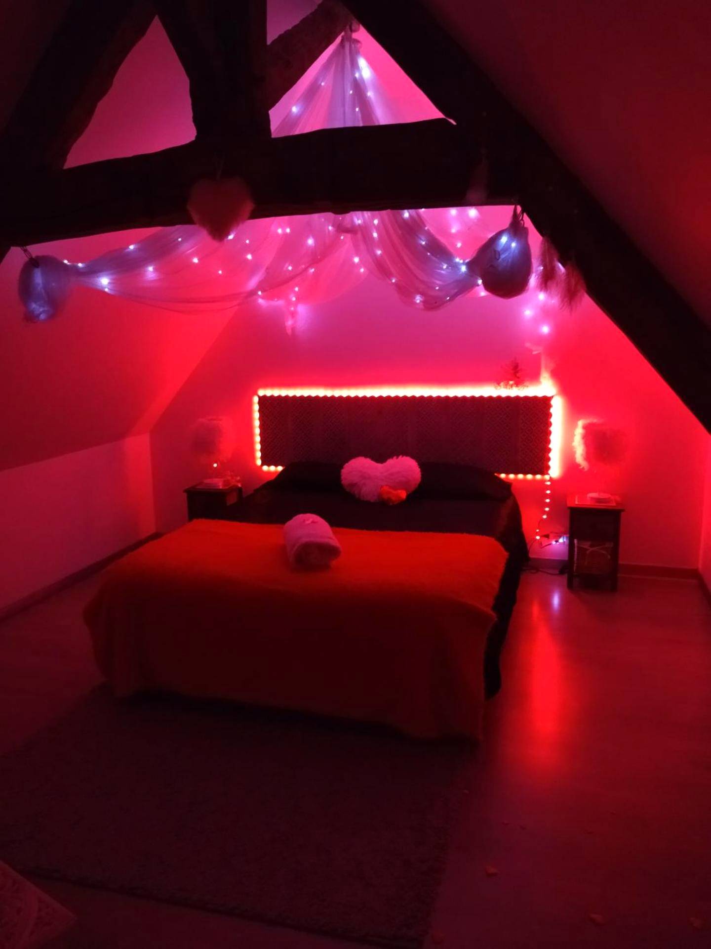 Chambre romantique sous combles avec néons rouges - la caliente