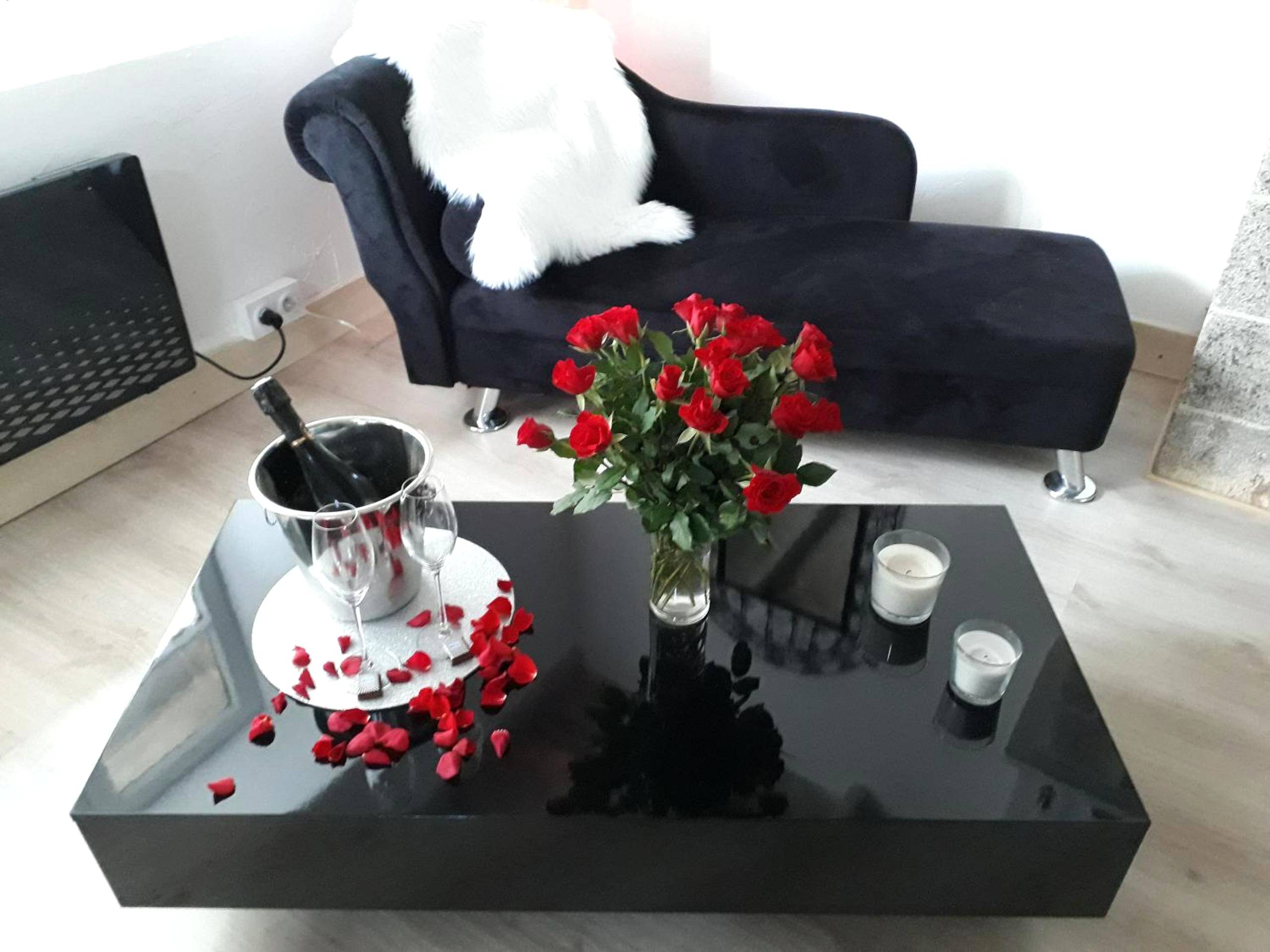 Table basse avec roses rouges et champagne - la caliente