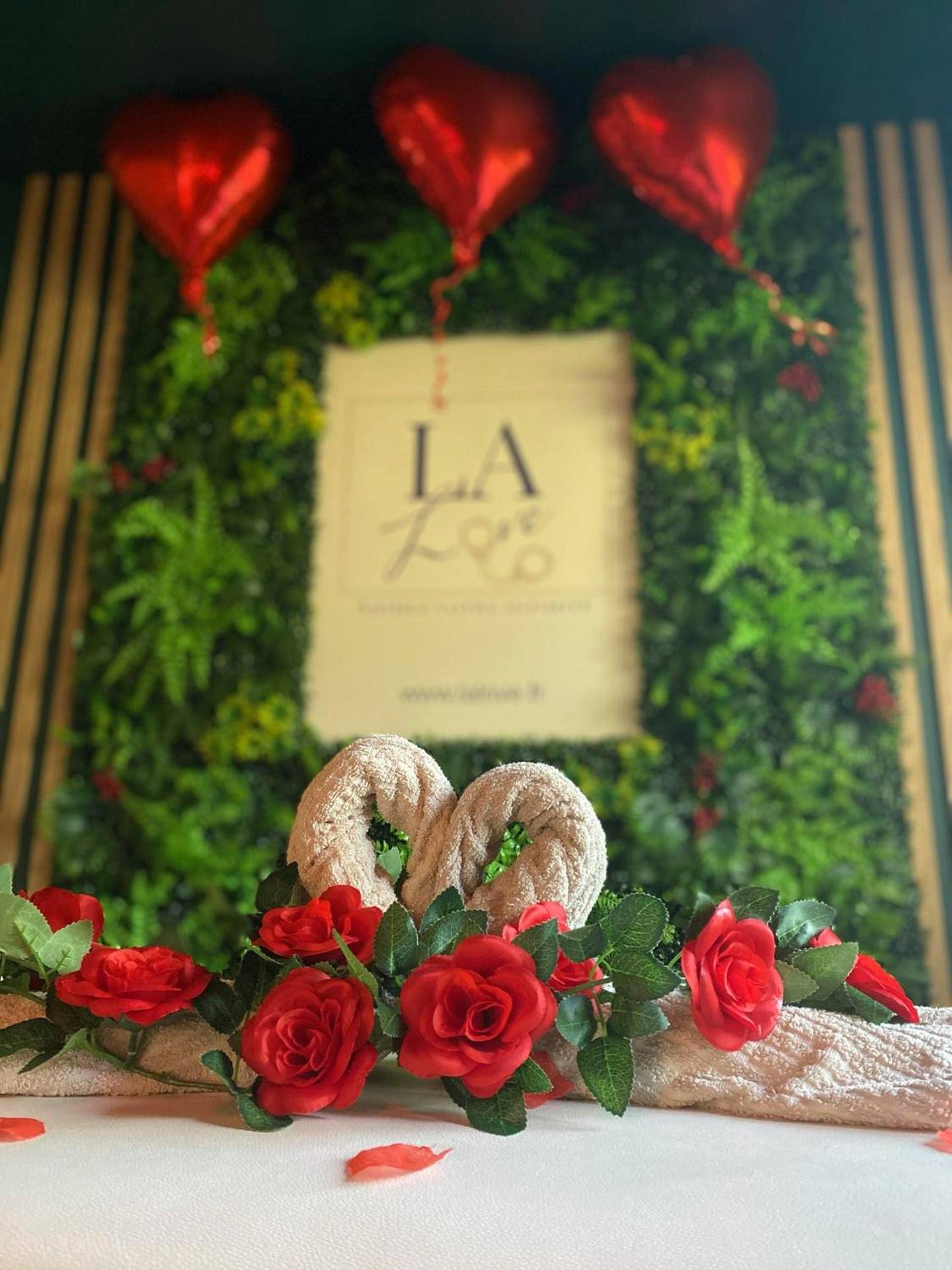 Cœur en serviettes et roses rouges - Love Room Marseille - La Love - Love room Marseille