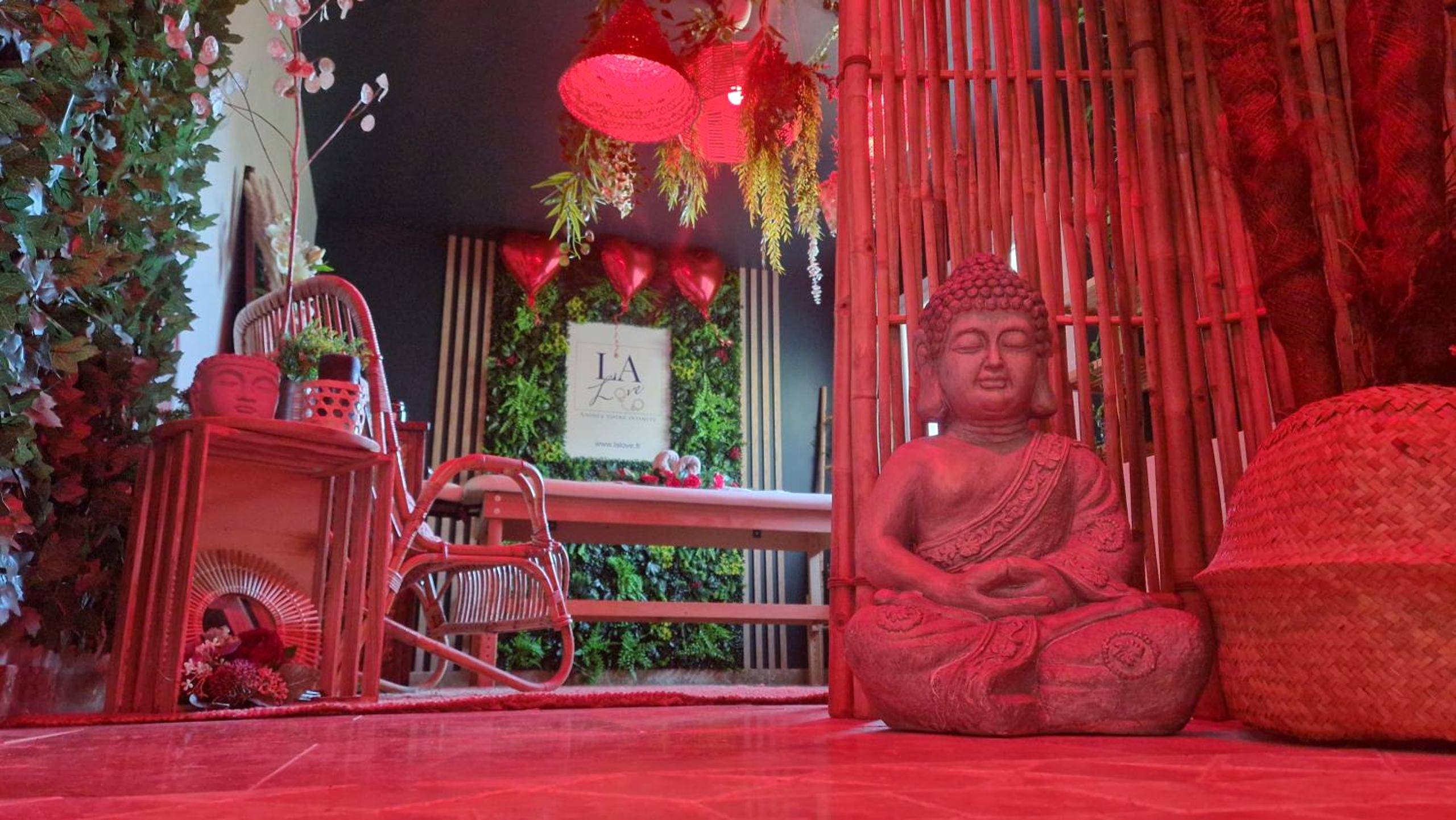 Statue de Bouddha dans une ambiance tamisée - La Love - Love room Marseille