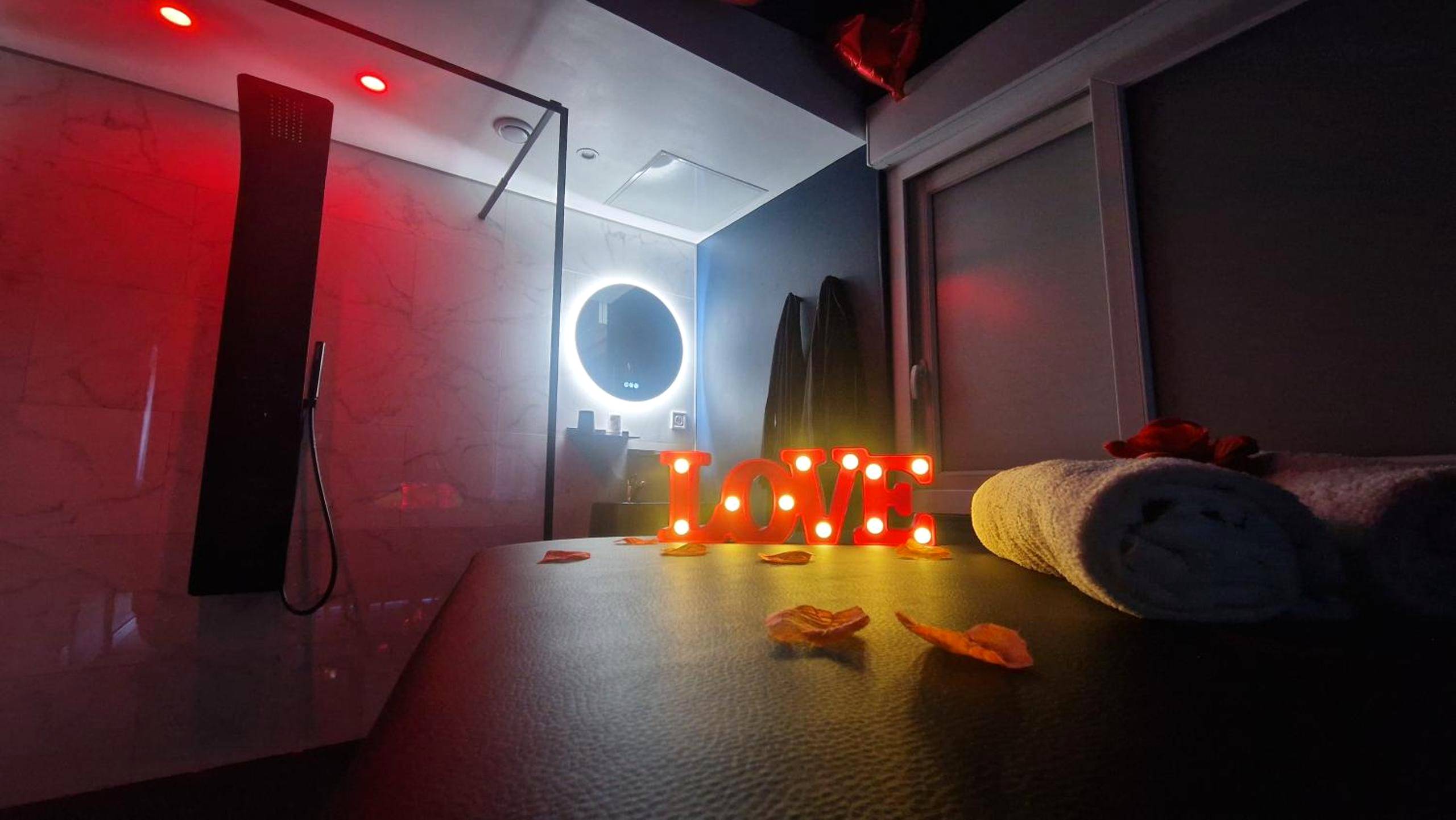 Table de massage avec enseigne lumineuse Love - La Love - Love room Marseille