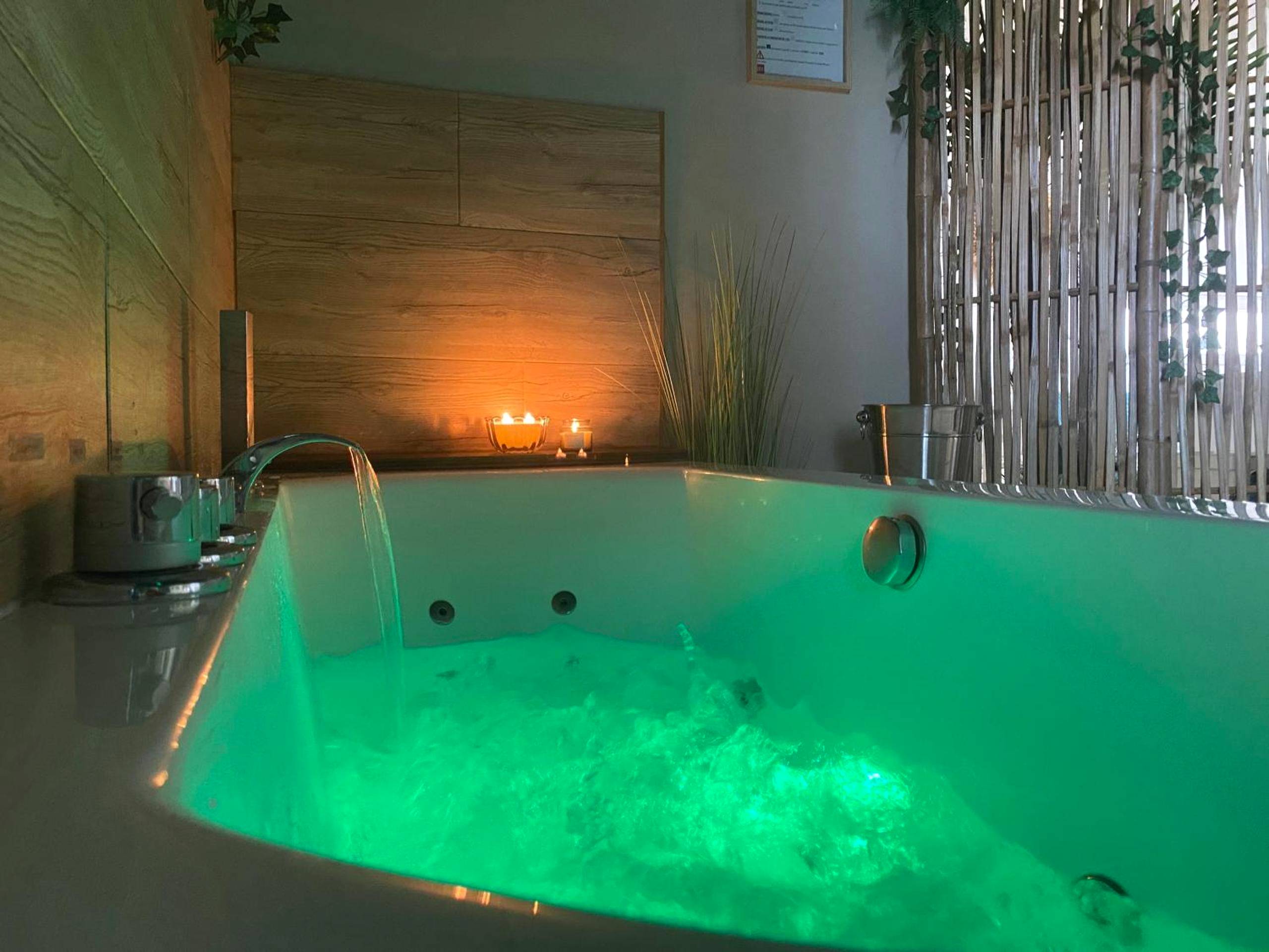 Baignoire balnéo avec éclairage vert et bougies - La Love - Love room Marseille