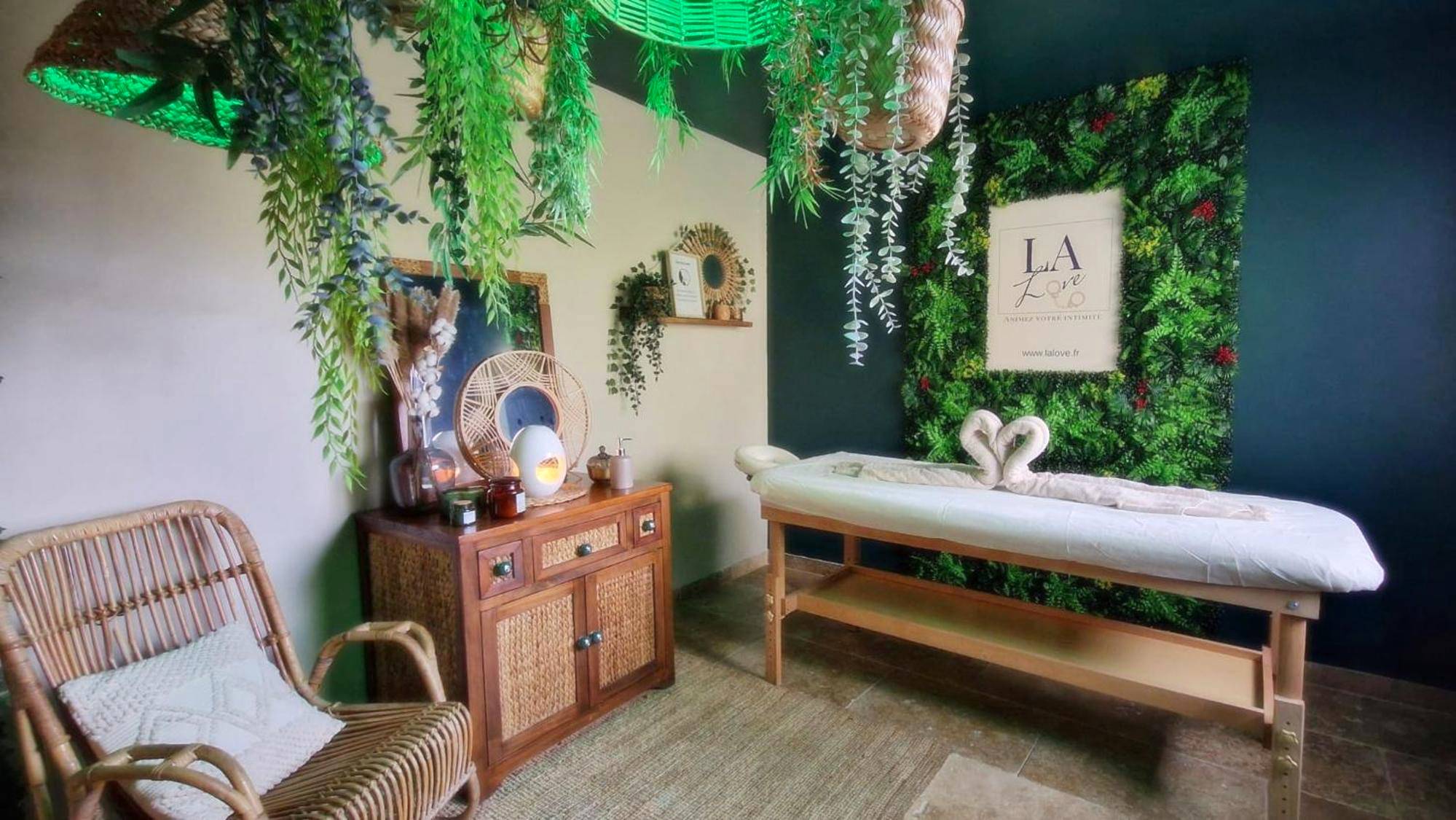Espace bien - être avec table de massage et rotin - La Love - Love room Marseille