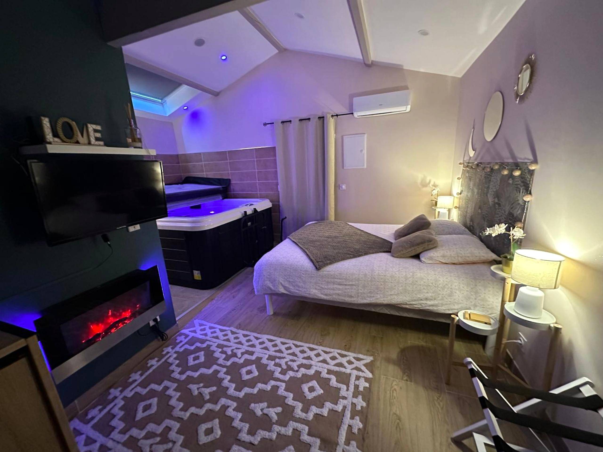 Chambre avec lit double, jacuzzi et cheminée - Love Room Château - Arnoux - Saint - Auban - Laloveroom