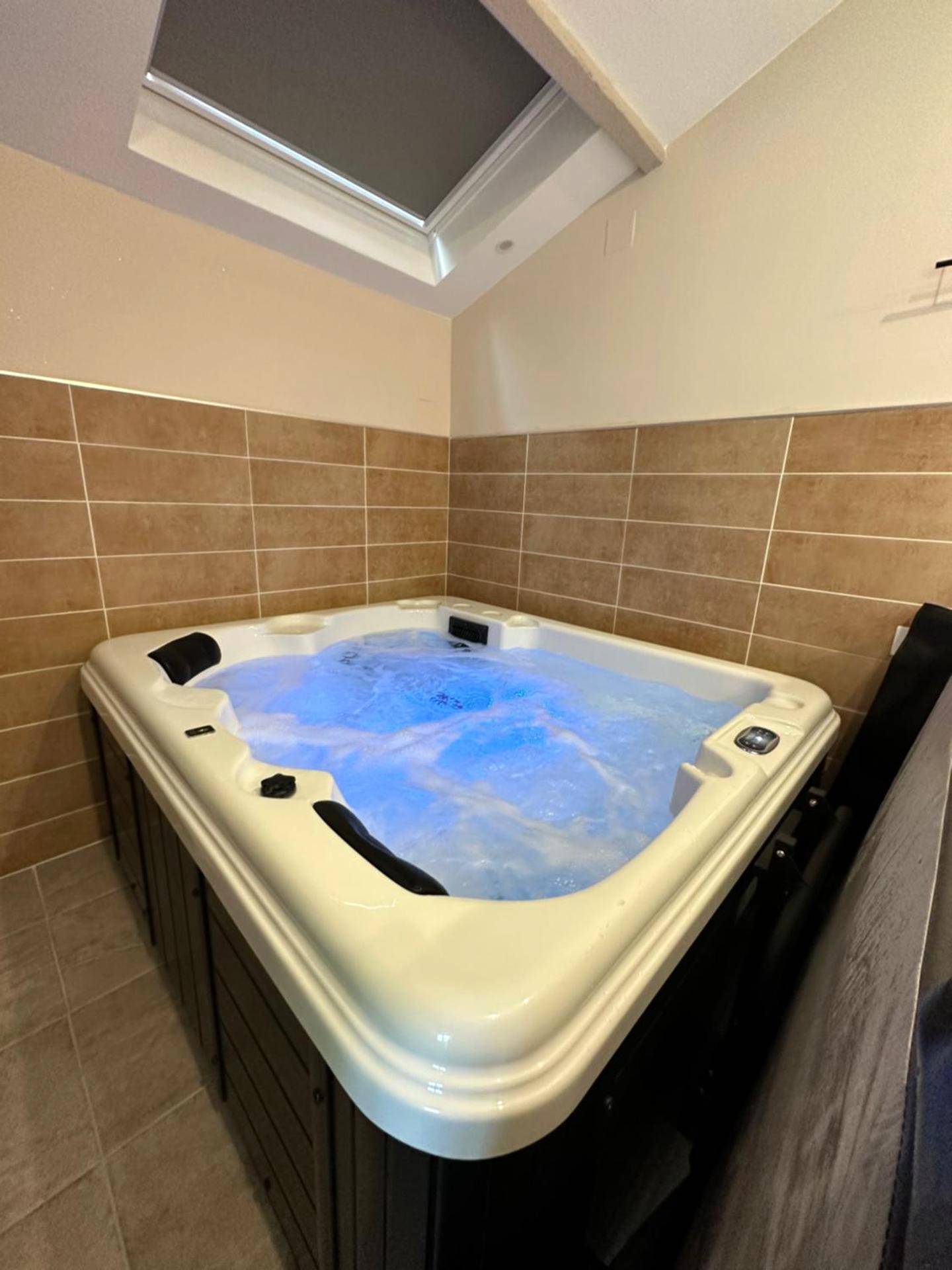 Jacuzzi privatif avec éclairage bleu intégré - Laloveroom