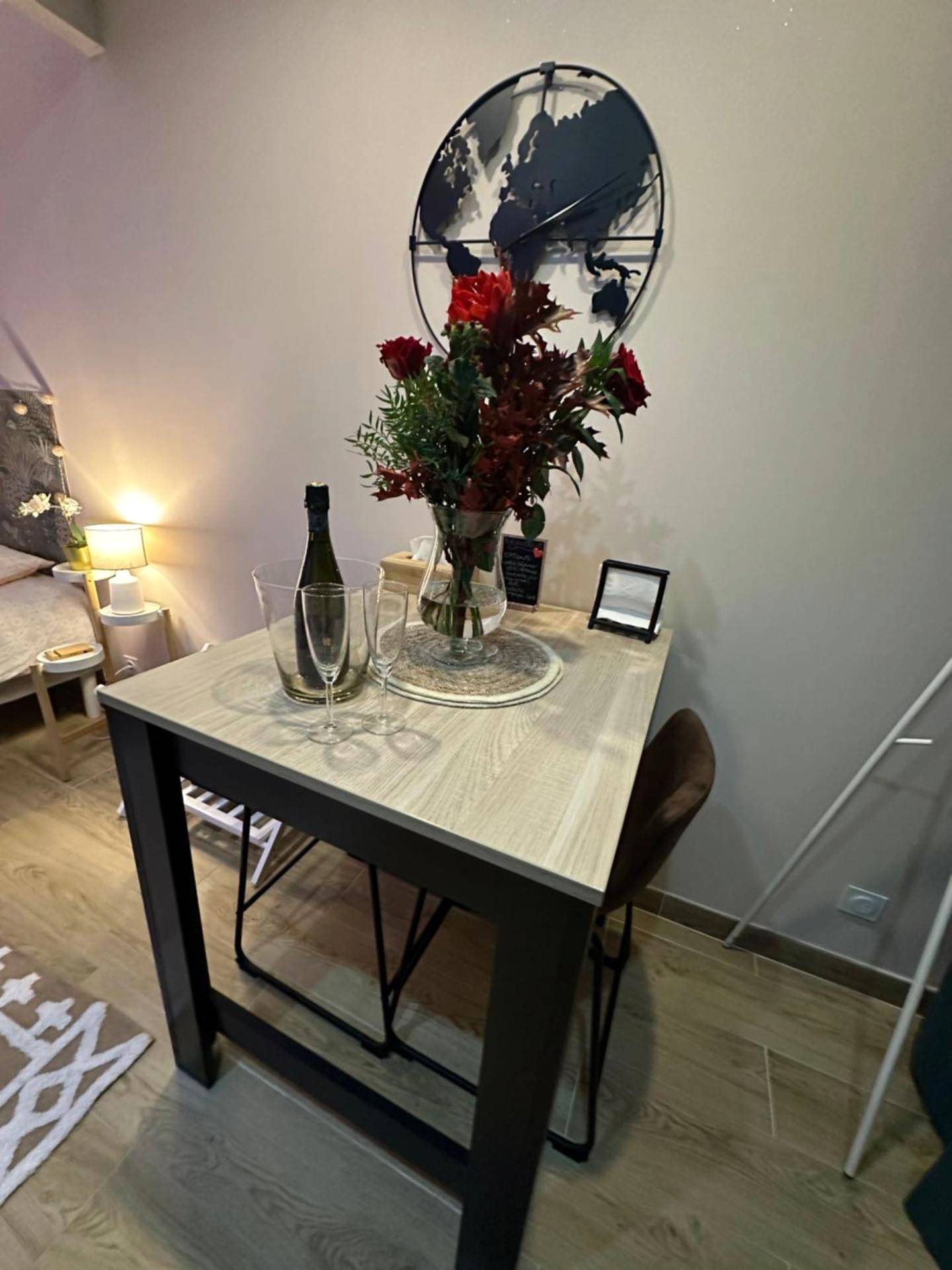 Table haute avec bouquet de fleurs et champagne - Laloveroom