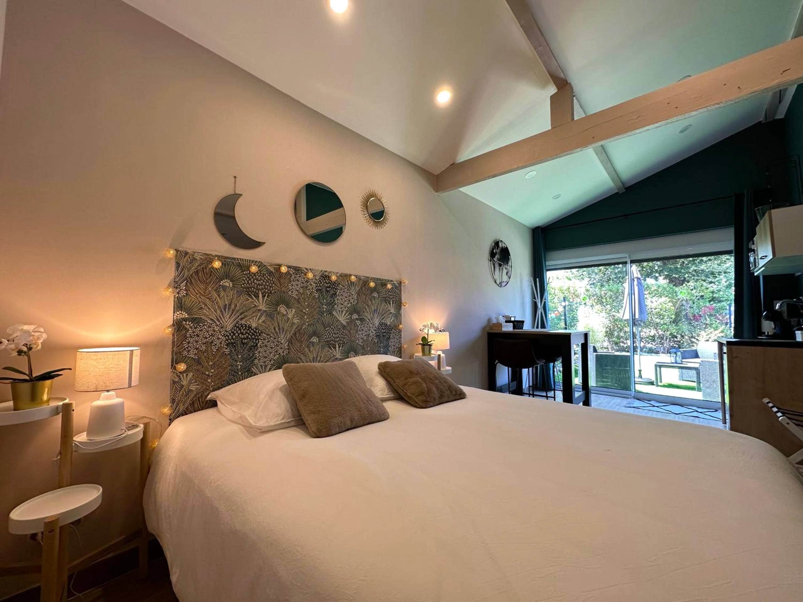 Lit double avec tête de lit décorée et guirlande - Laloveroom