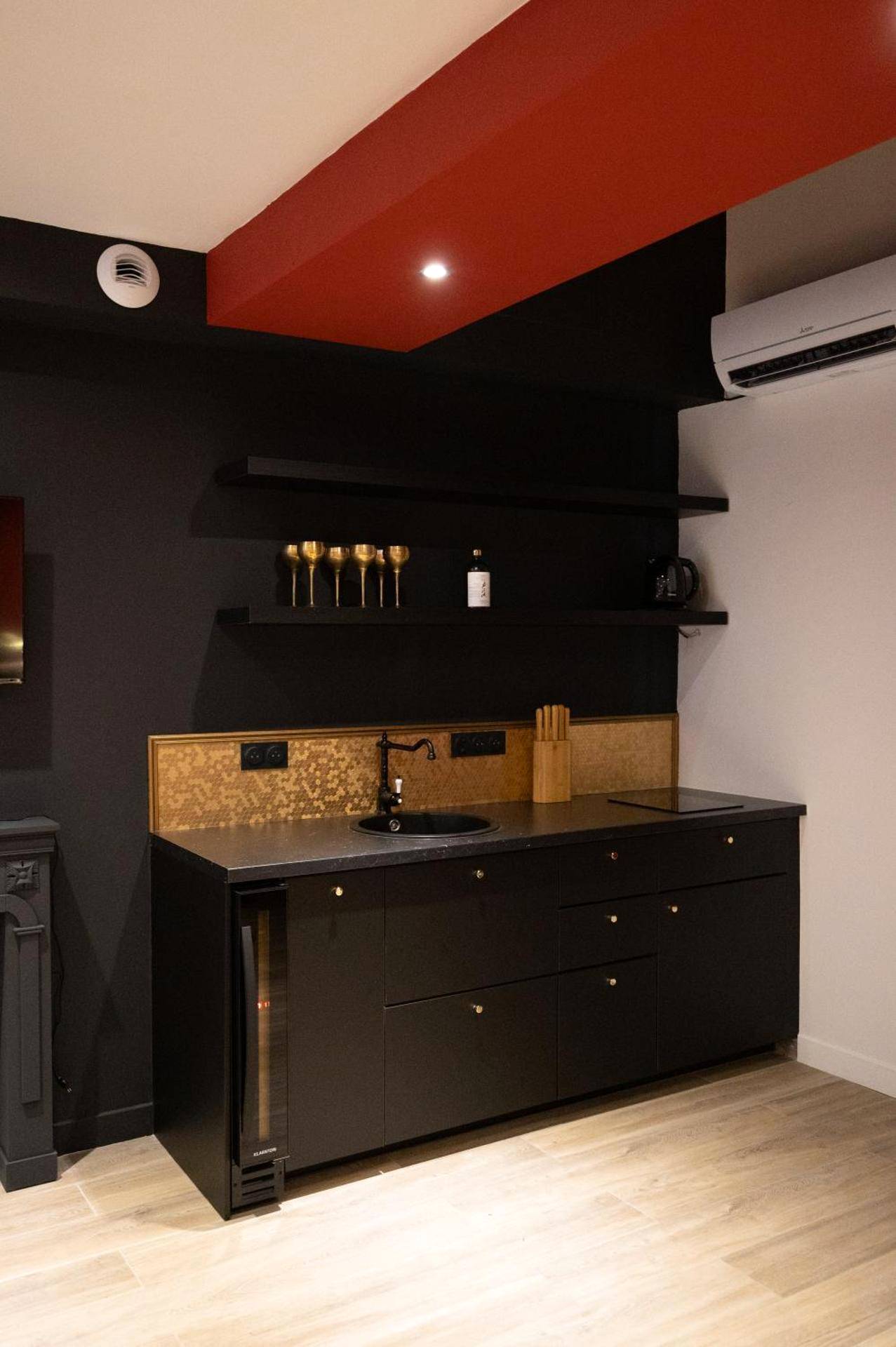 Kitchenette moderne noire et dorée - LaPerleNoire Love Room XXL